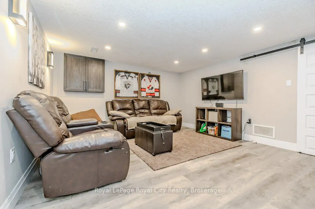 478 Pinetree Crescent