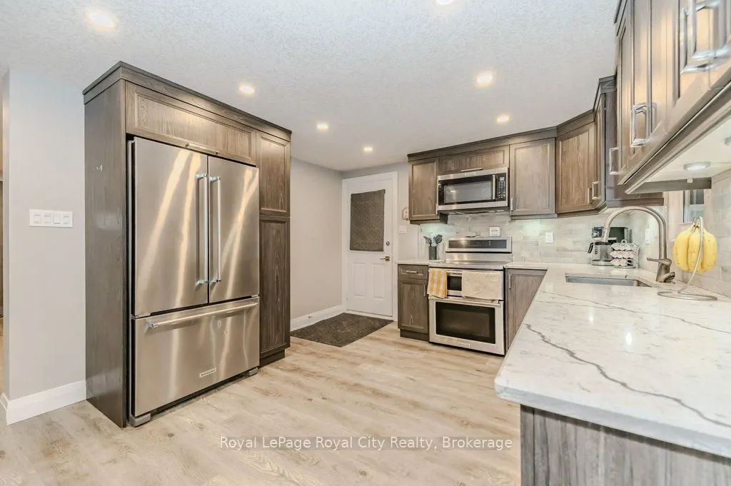478 Pinetree Crescent