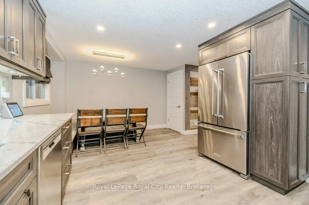 478 Pinetree Crescent