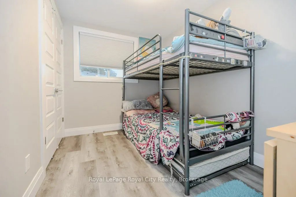 478 Pinetree Crescent