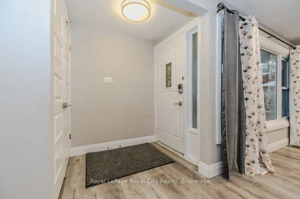 478 Pinetree Crescent