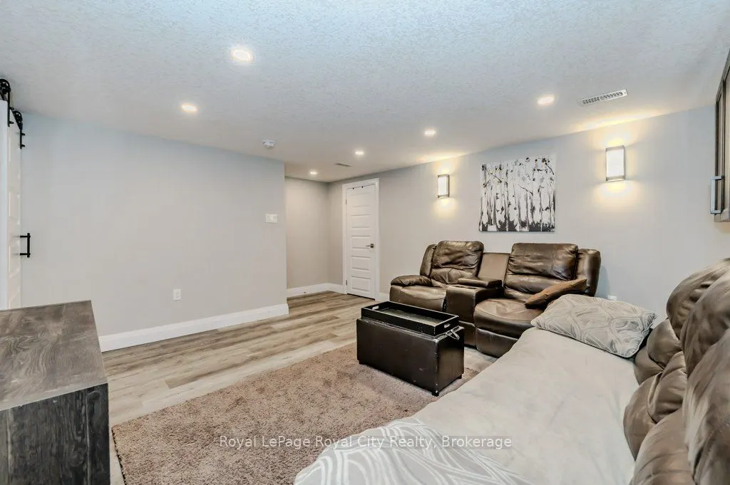478 Pinetree Crescent