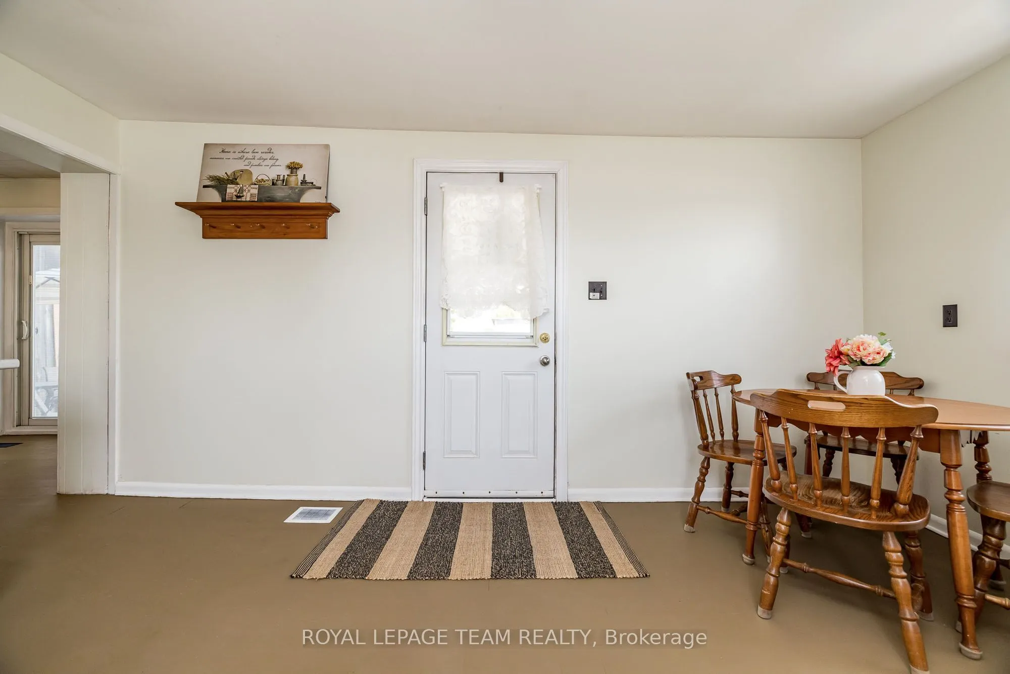 2106 Dunrobin Road