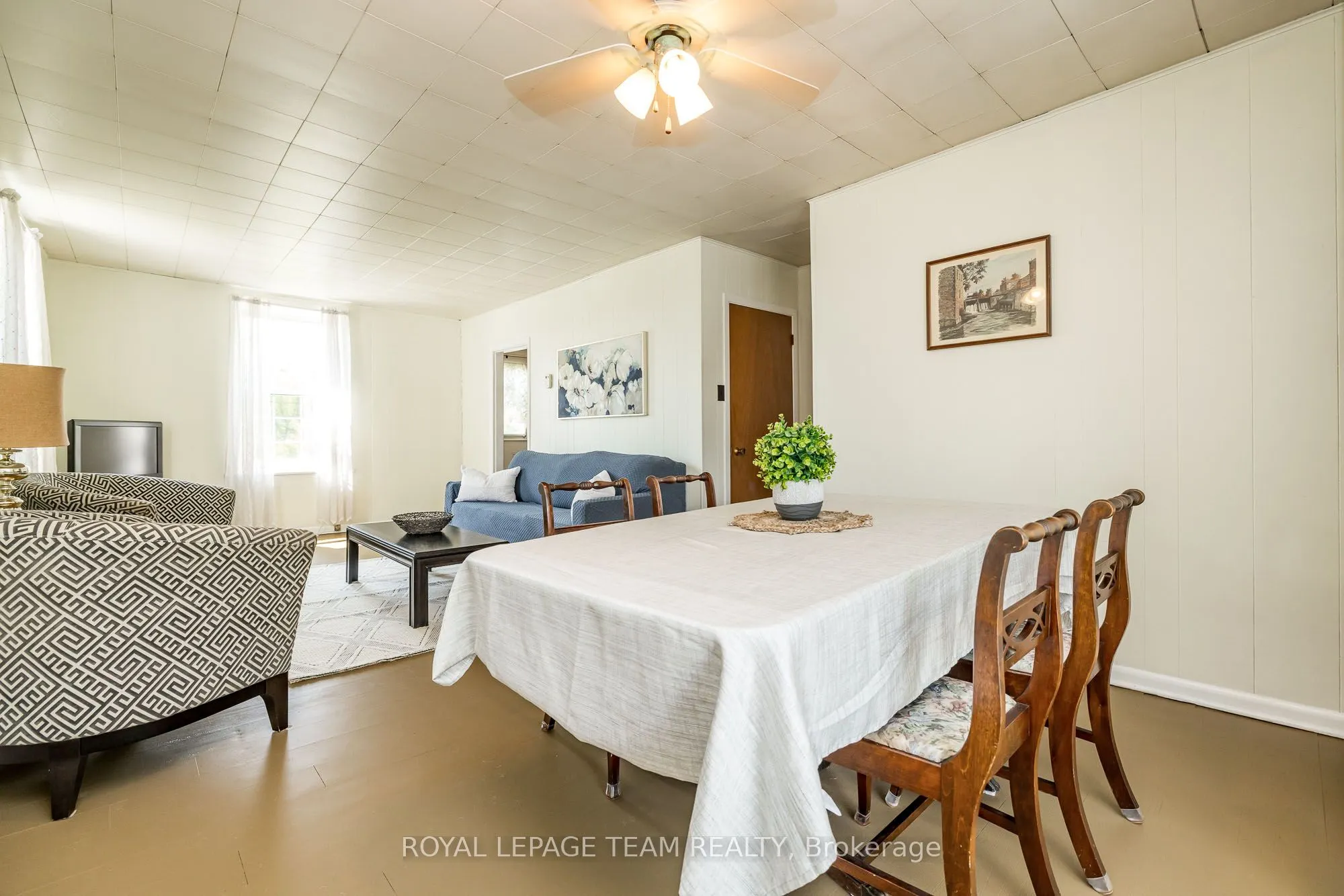 2106 Dunrobin Road