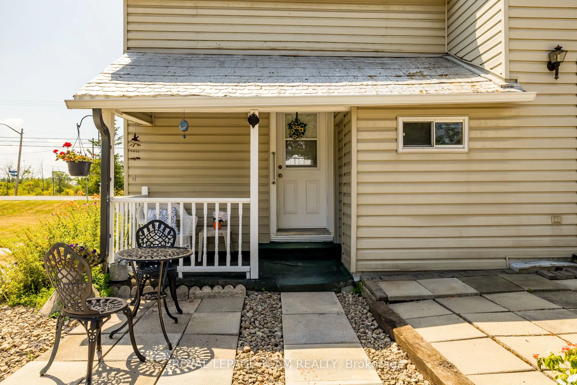2106 Dunrobin Road