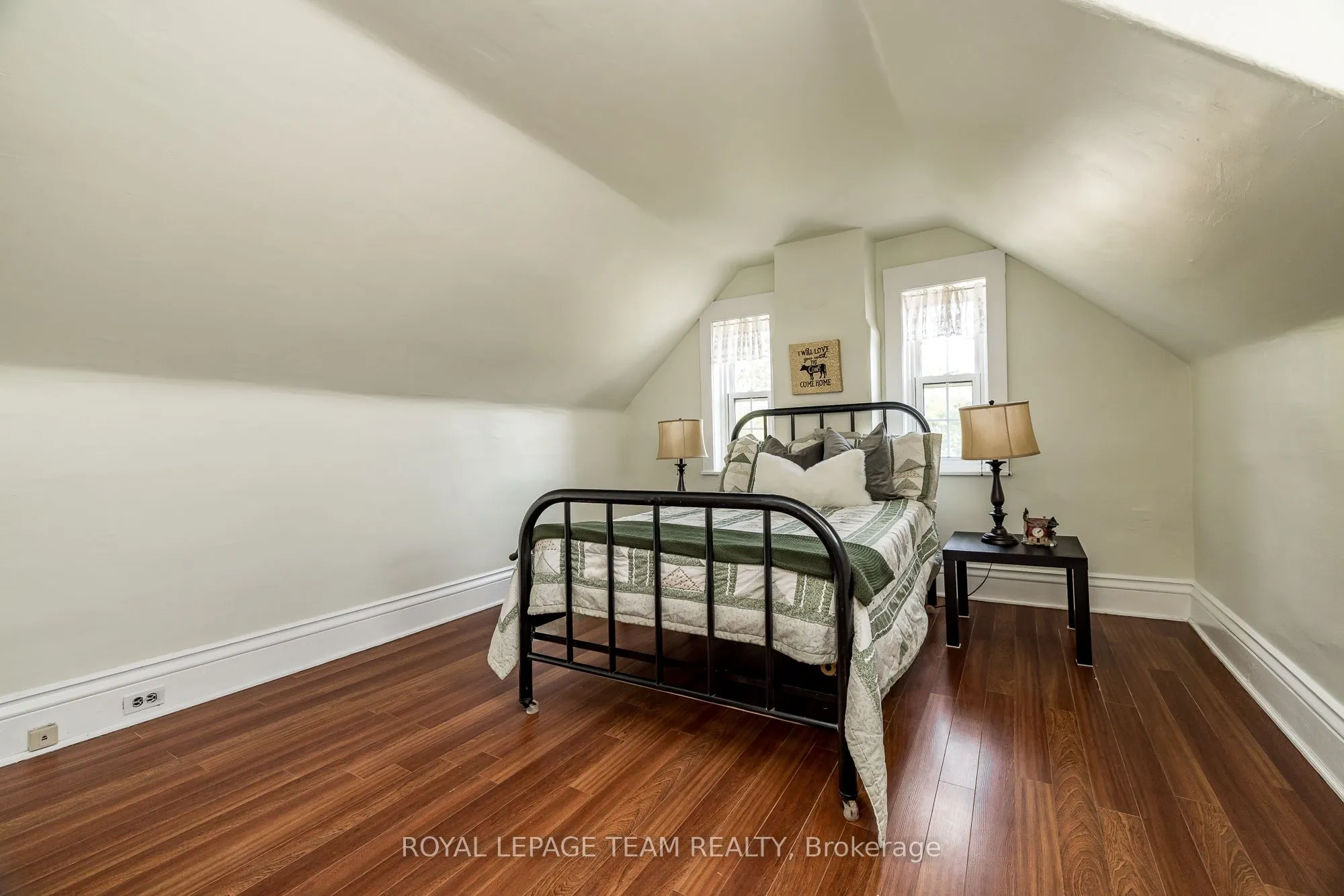 2106 Dunrobin Road
