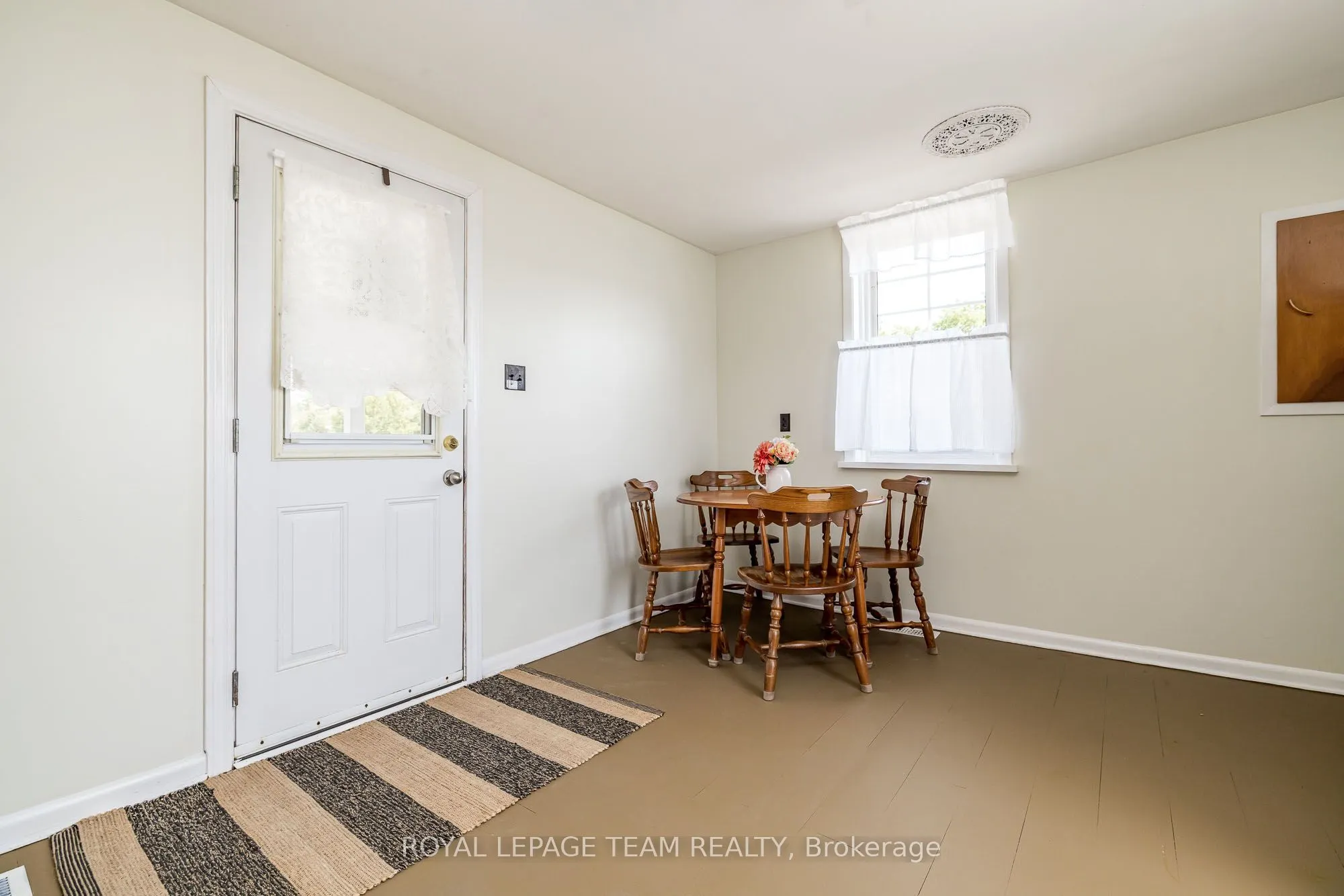 2106 Dunrobin Road
