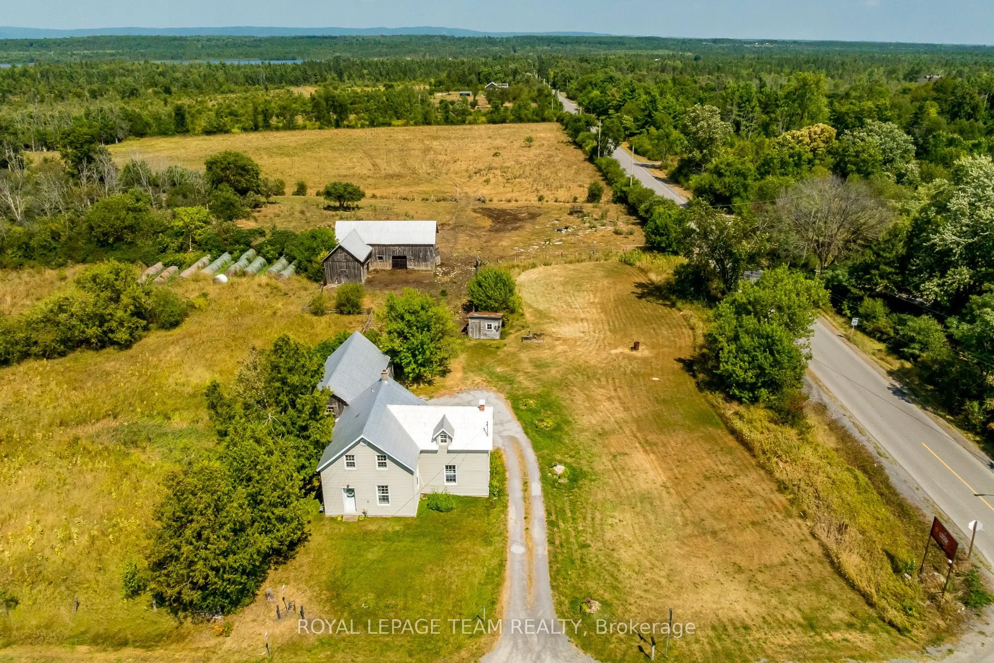 2106 Dunrobin Road