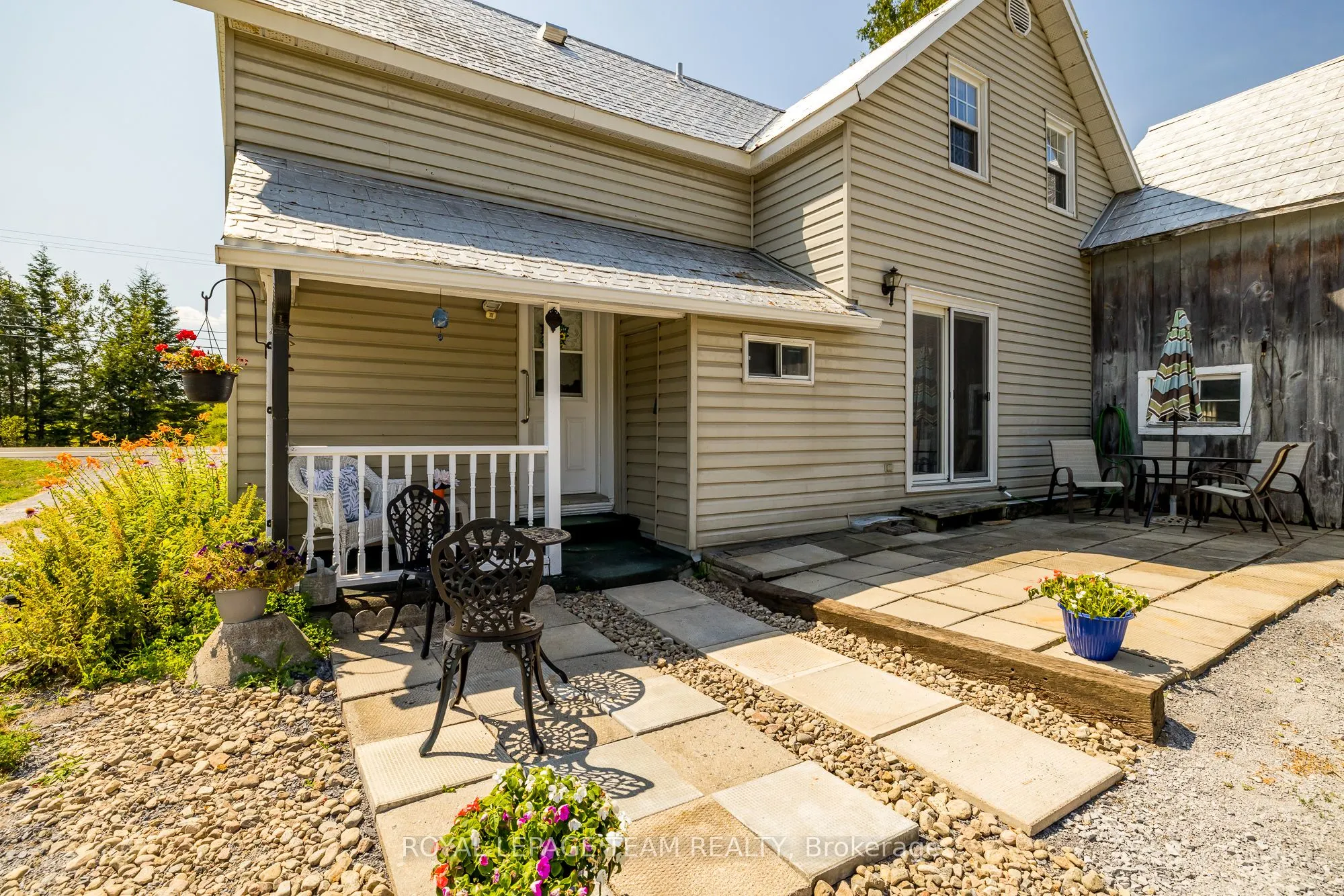2106 Dunrobin Road