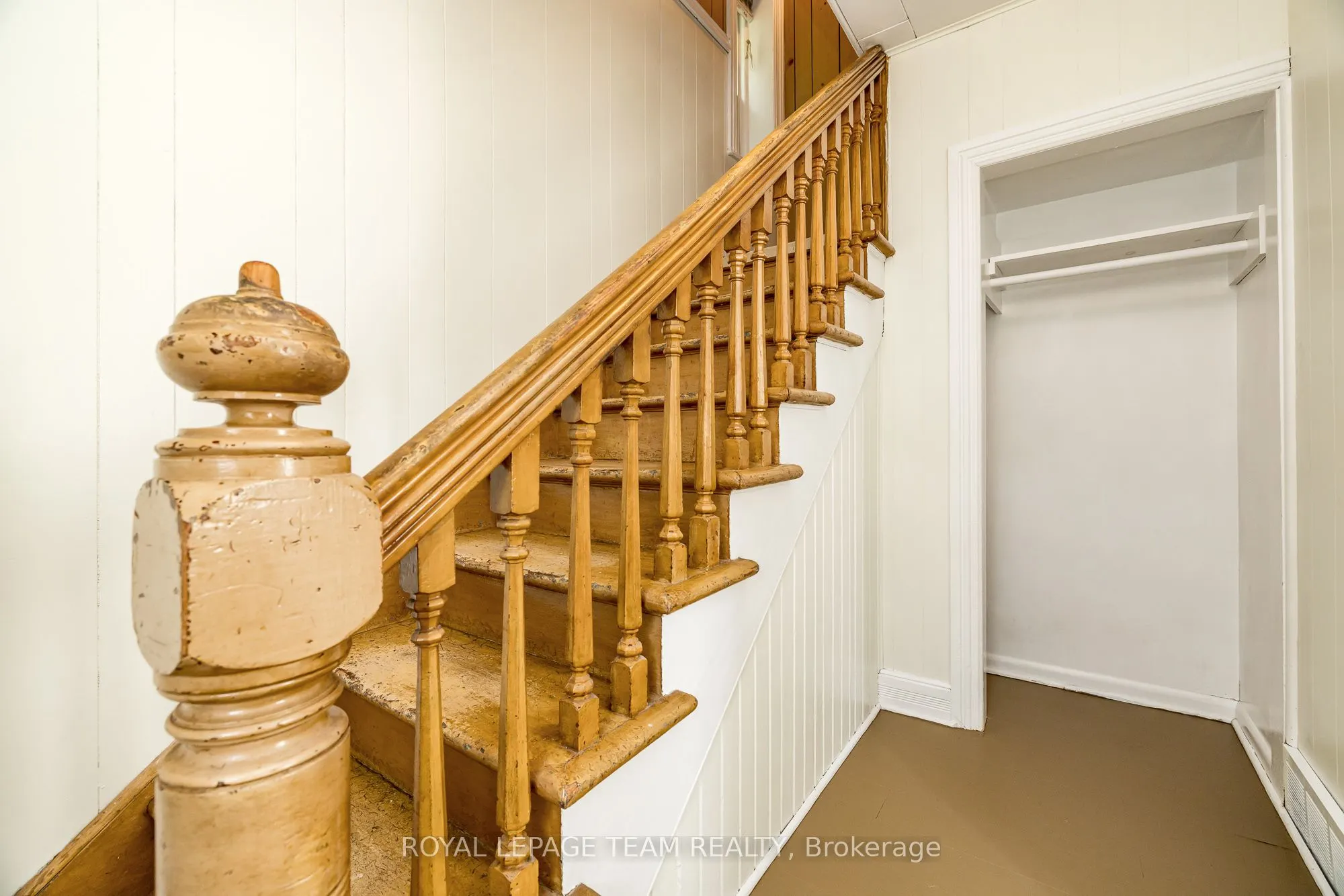 2106 Dunrobin Road