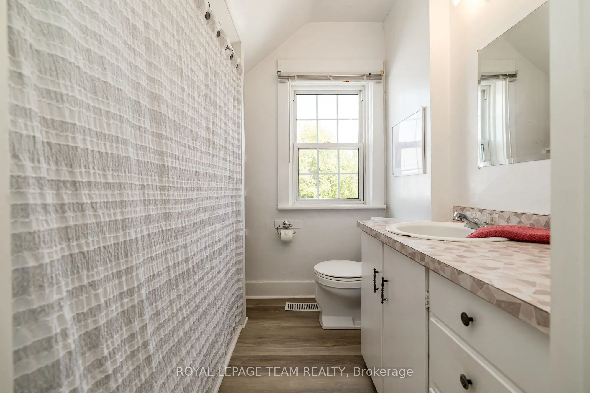 2106 Dunrobin Road