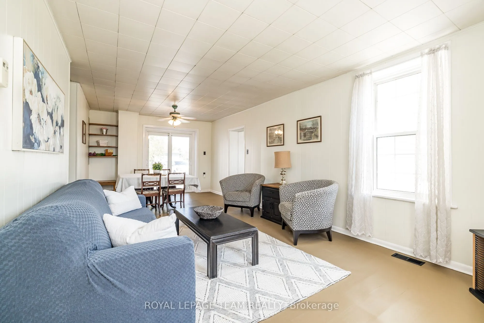 2106 Dunrobin Road