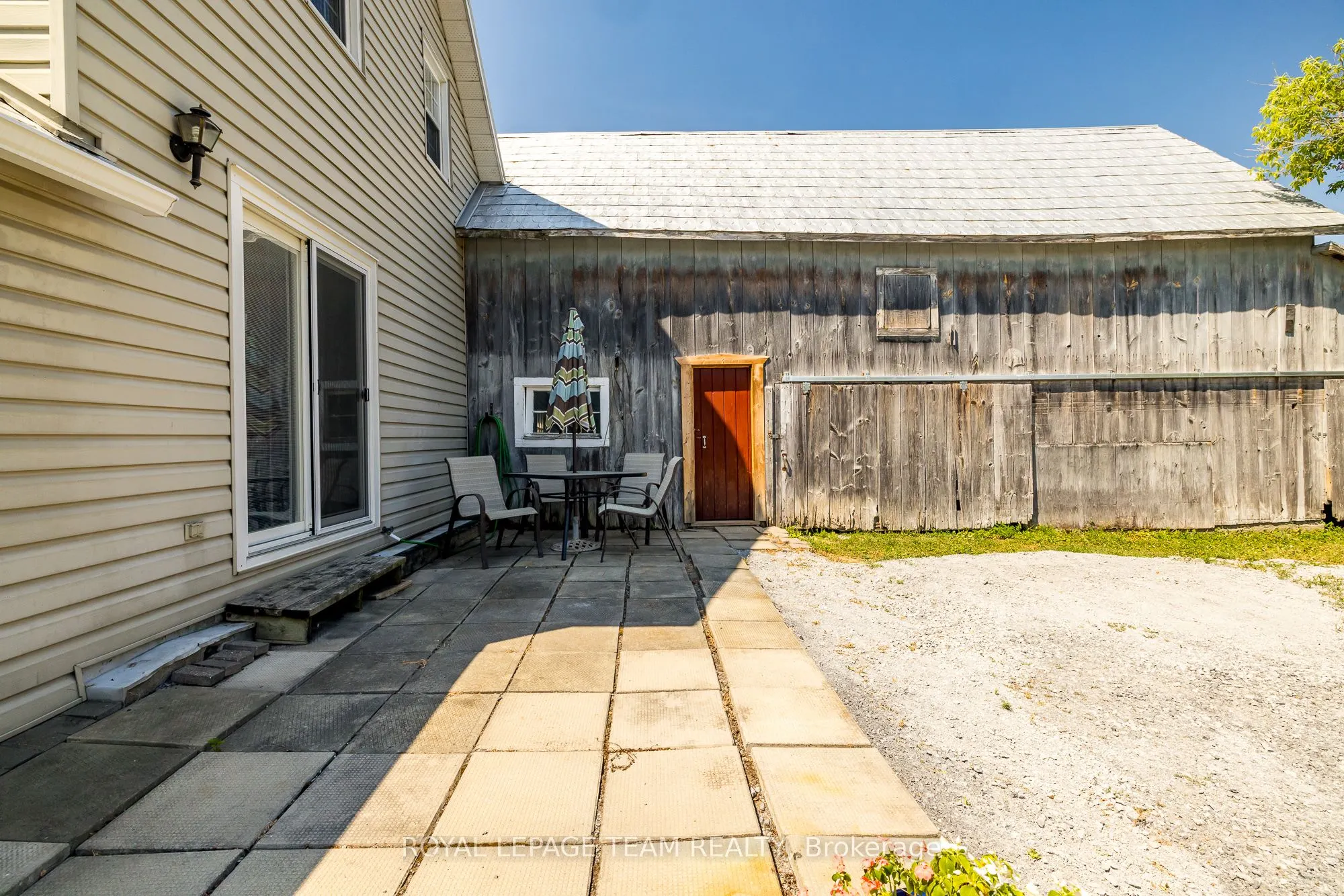 2106 Dunrobin Road