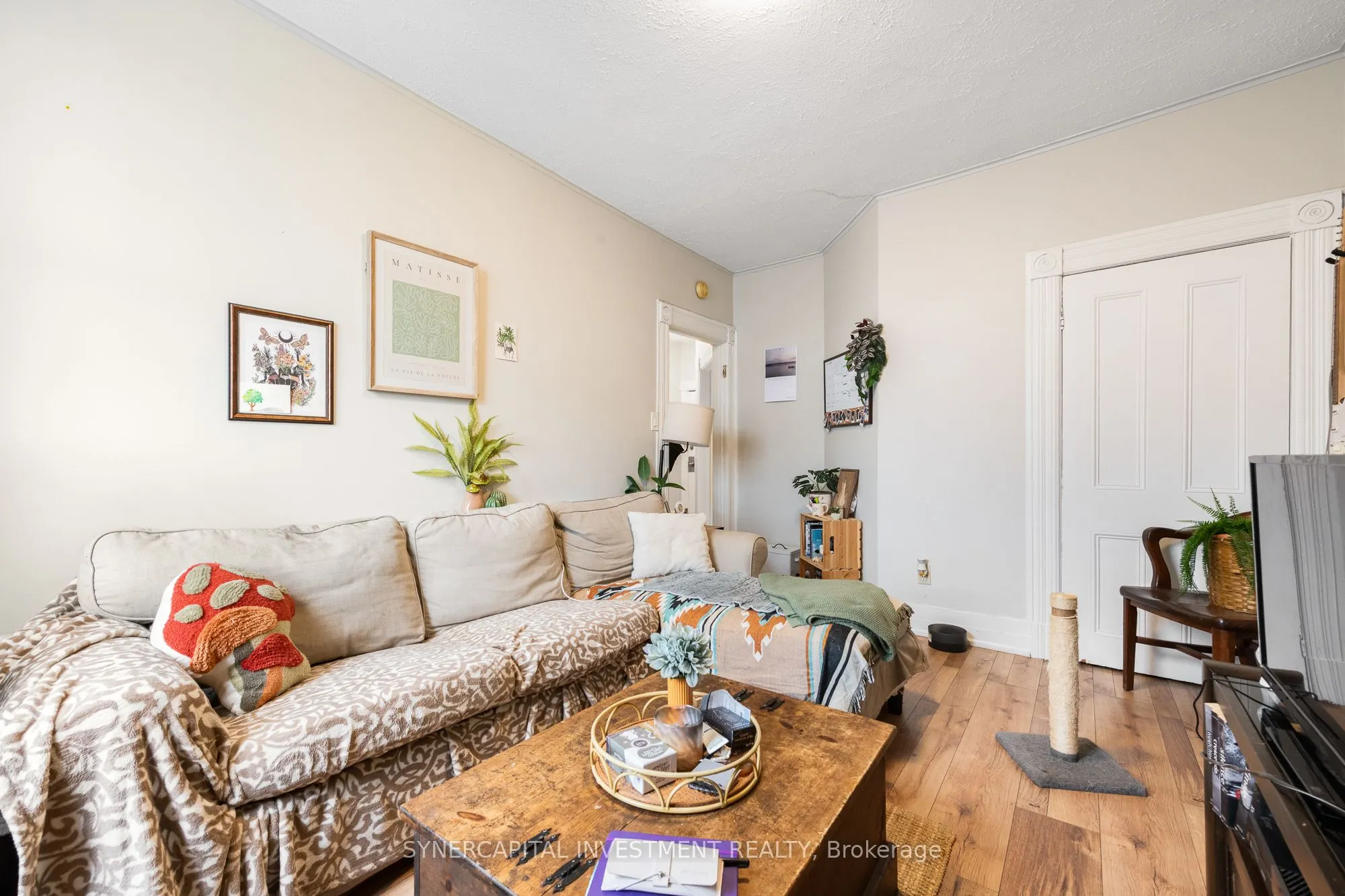 323 Catherine Street W