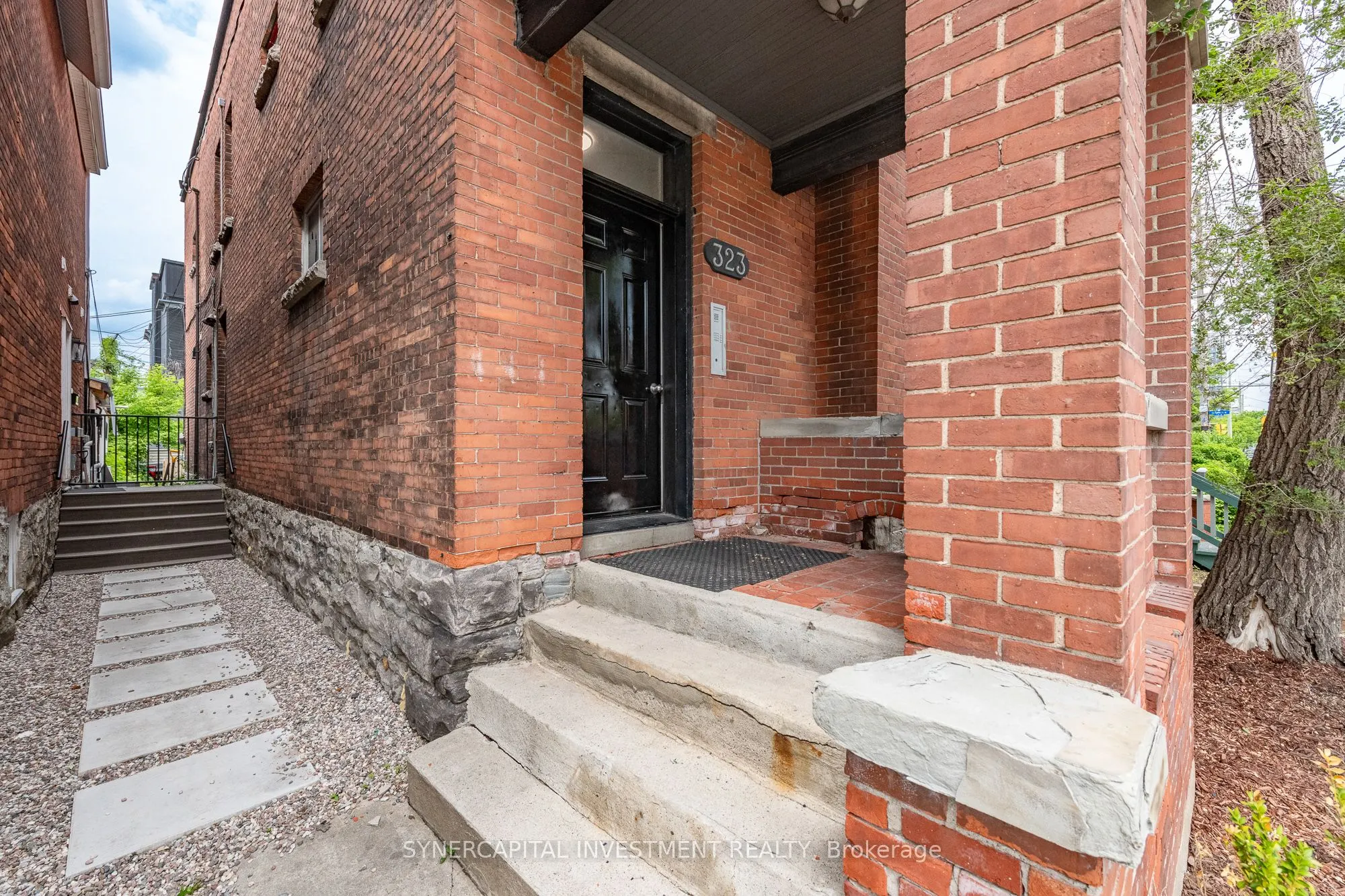 323 Catherine Street W