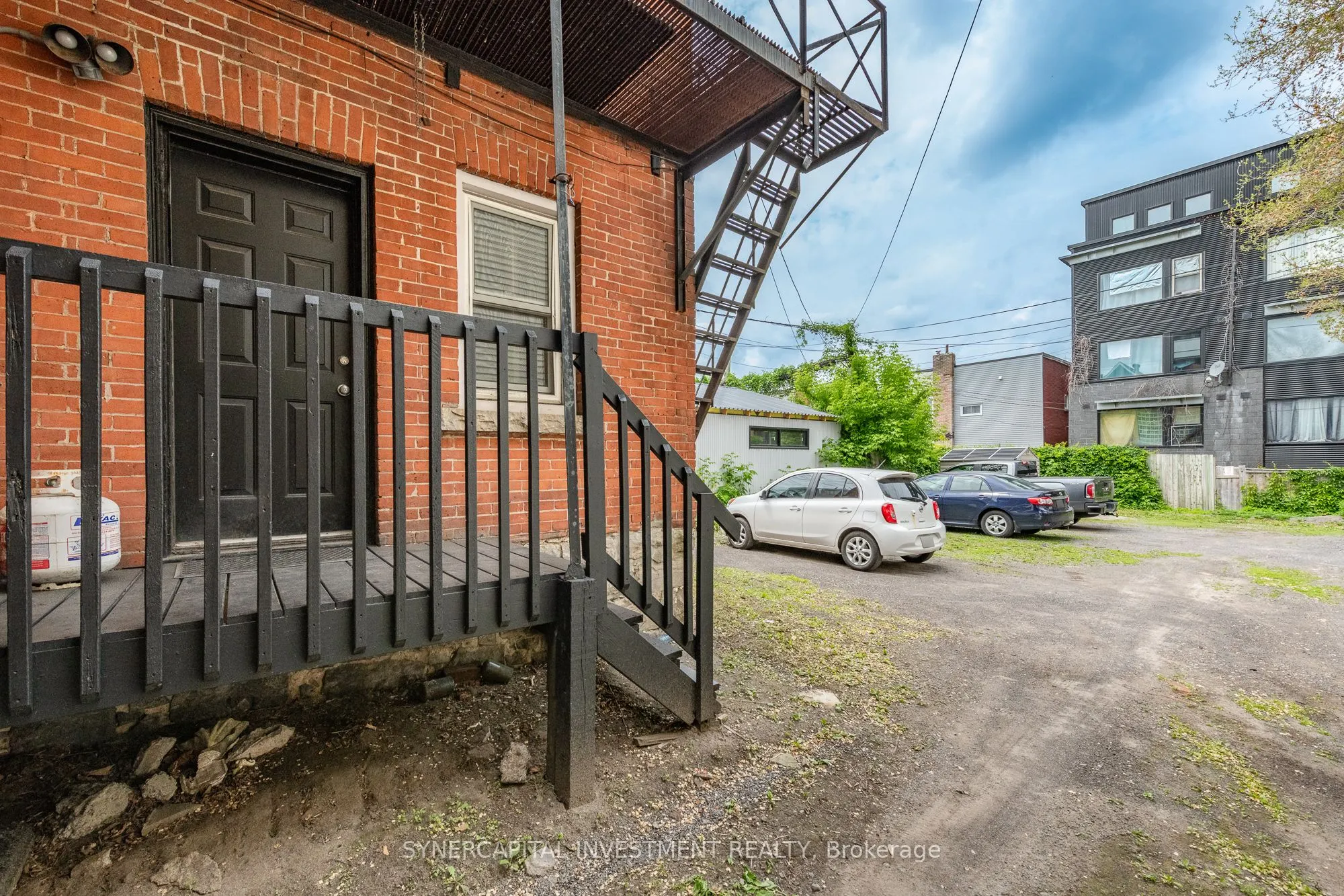 323 Catherine Street W