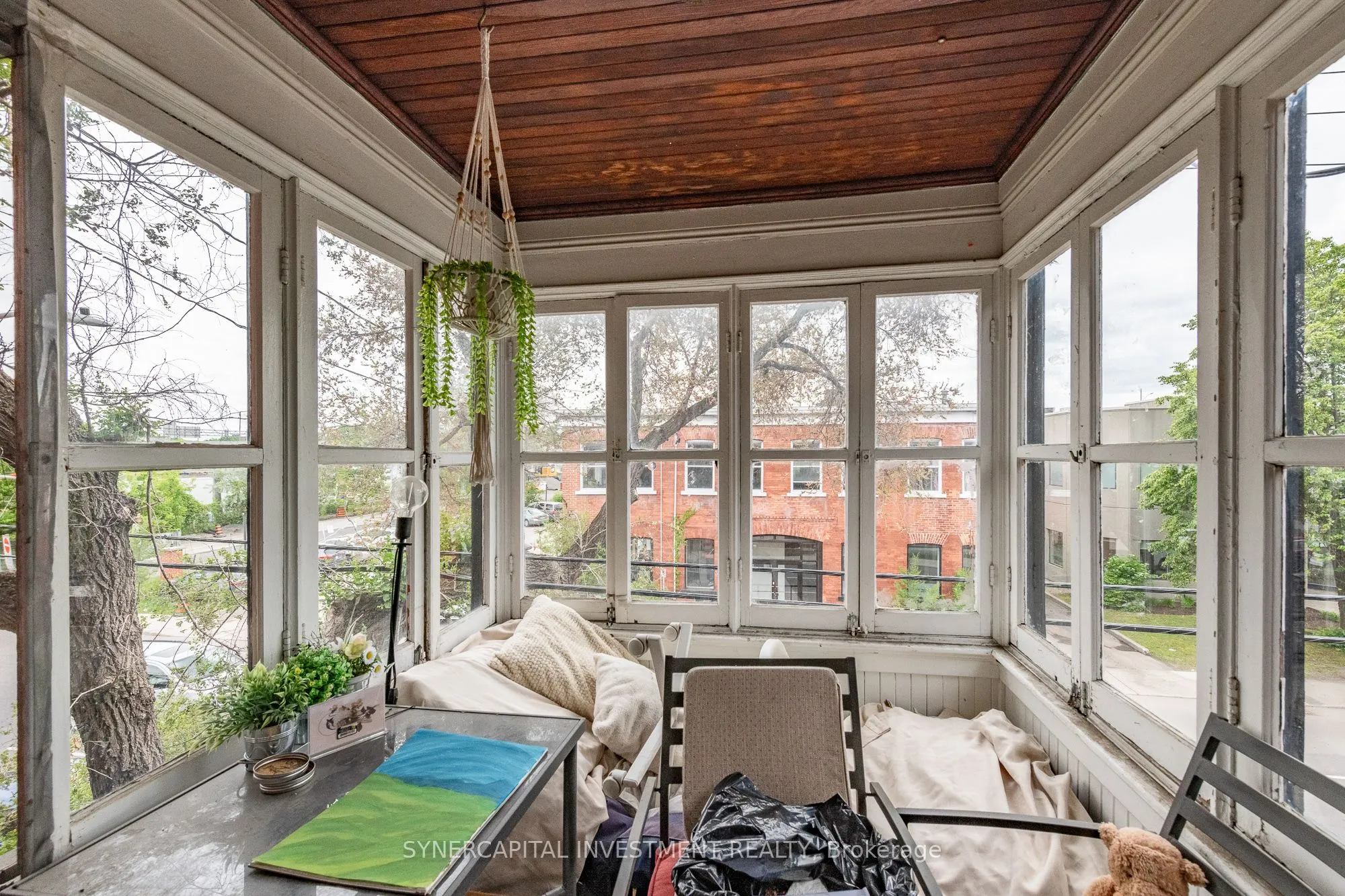 323 Catherine Street W