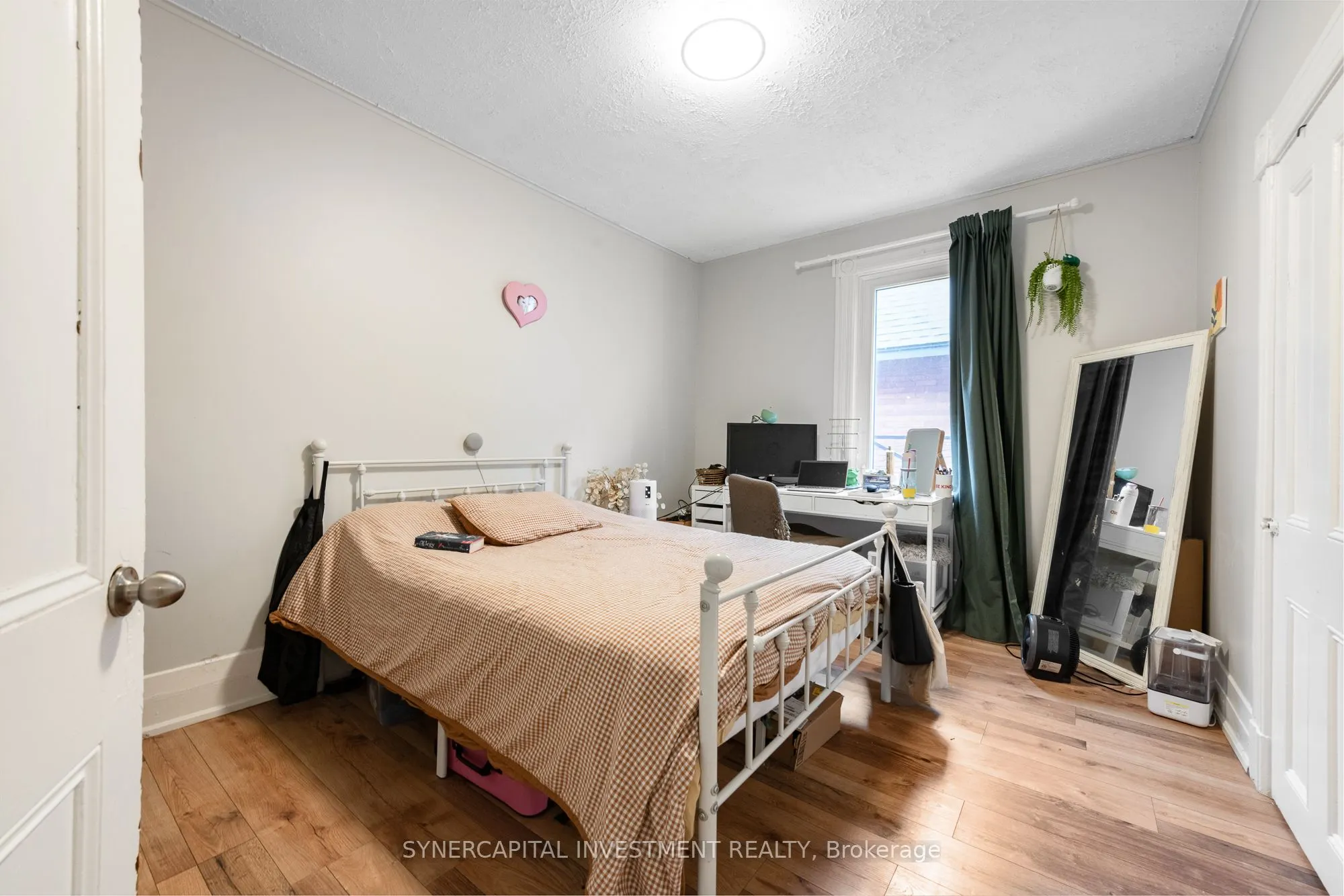 323 Catherine Street W