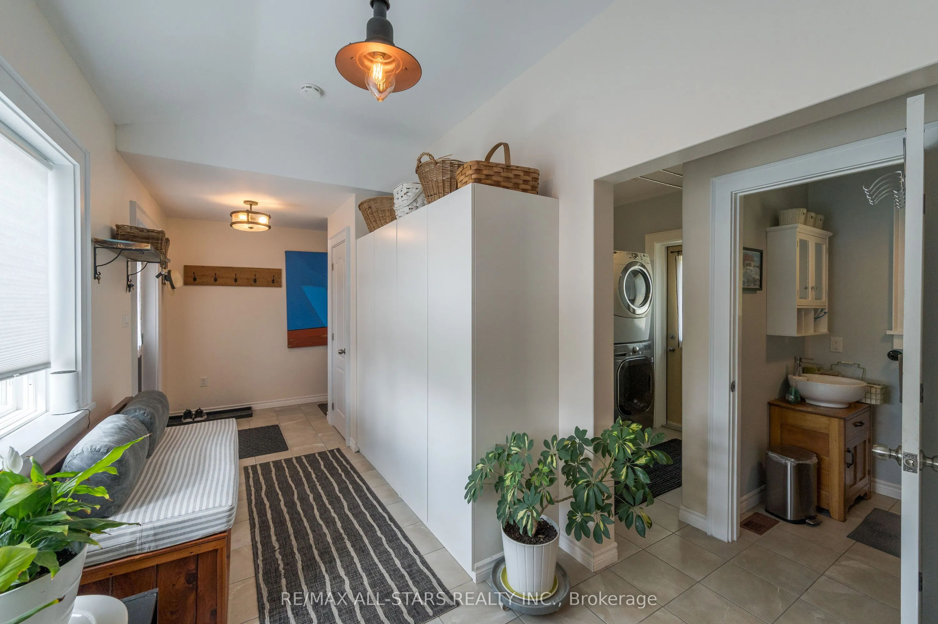 98 King Street E