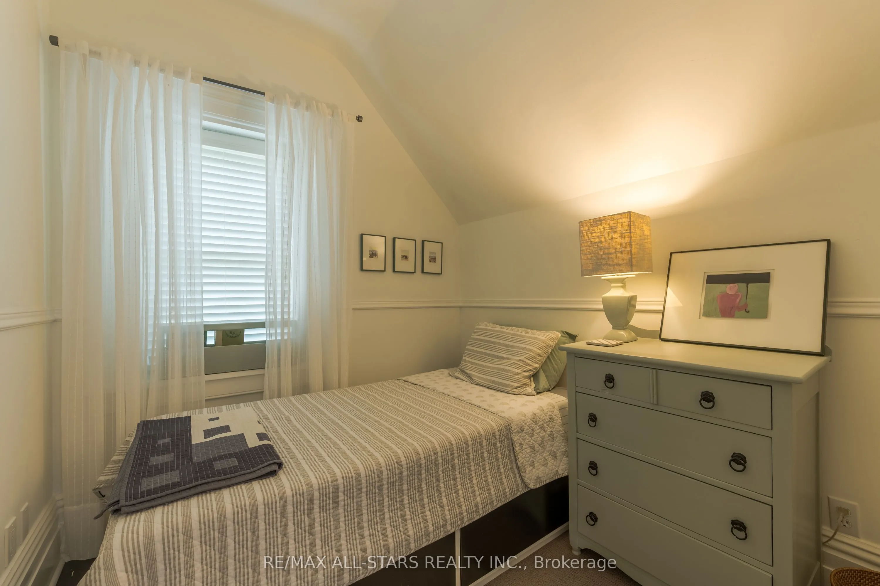 98 King Street E