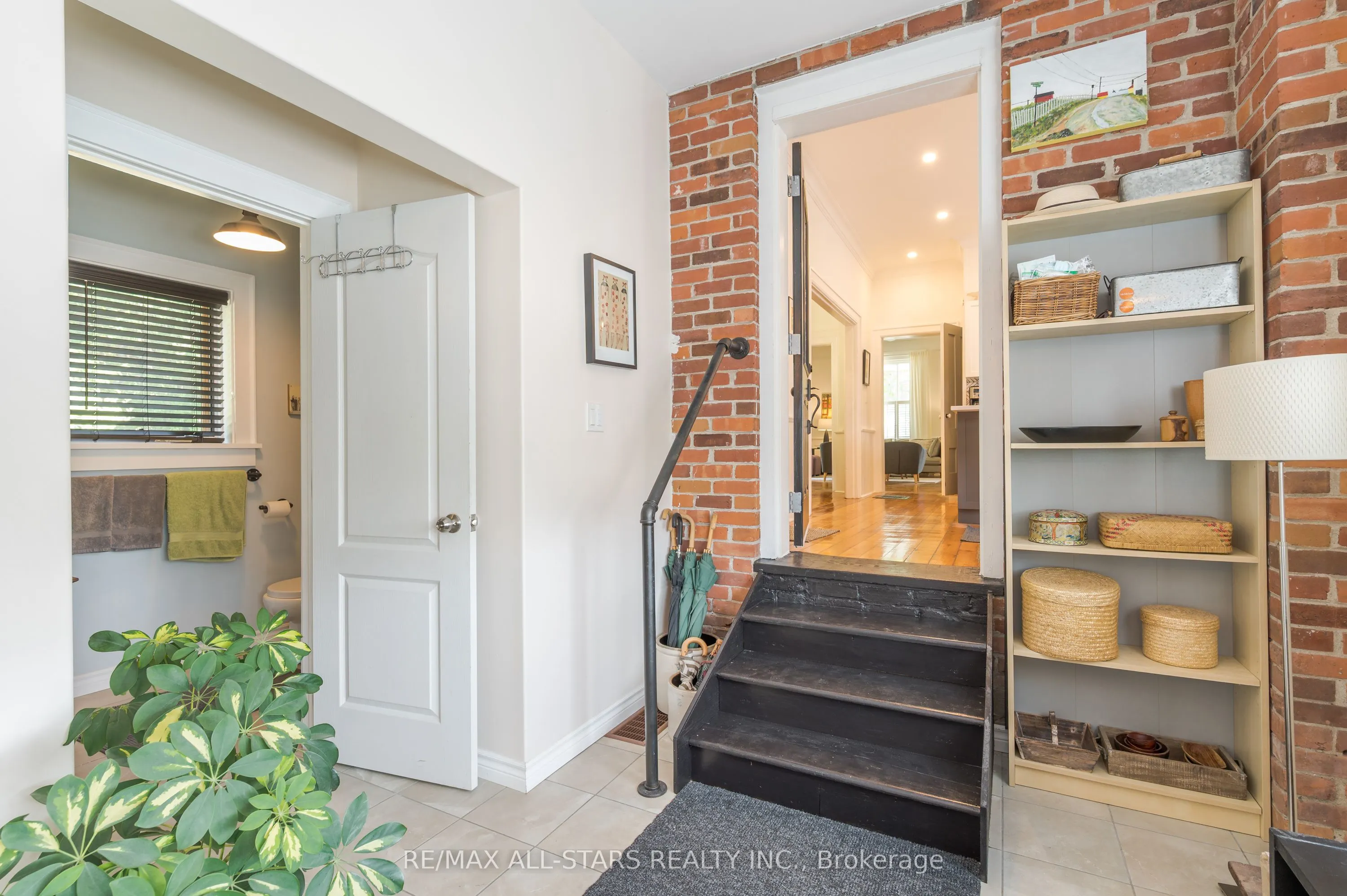 98 King Street E