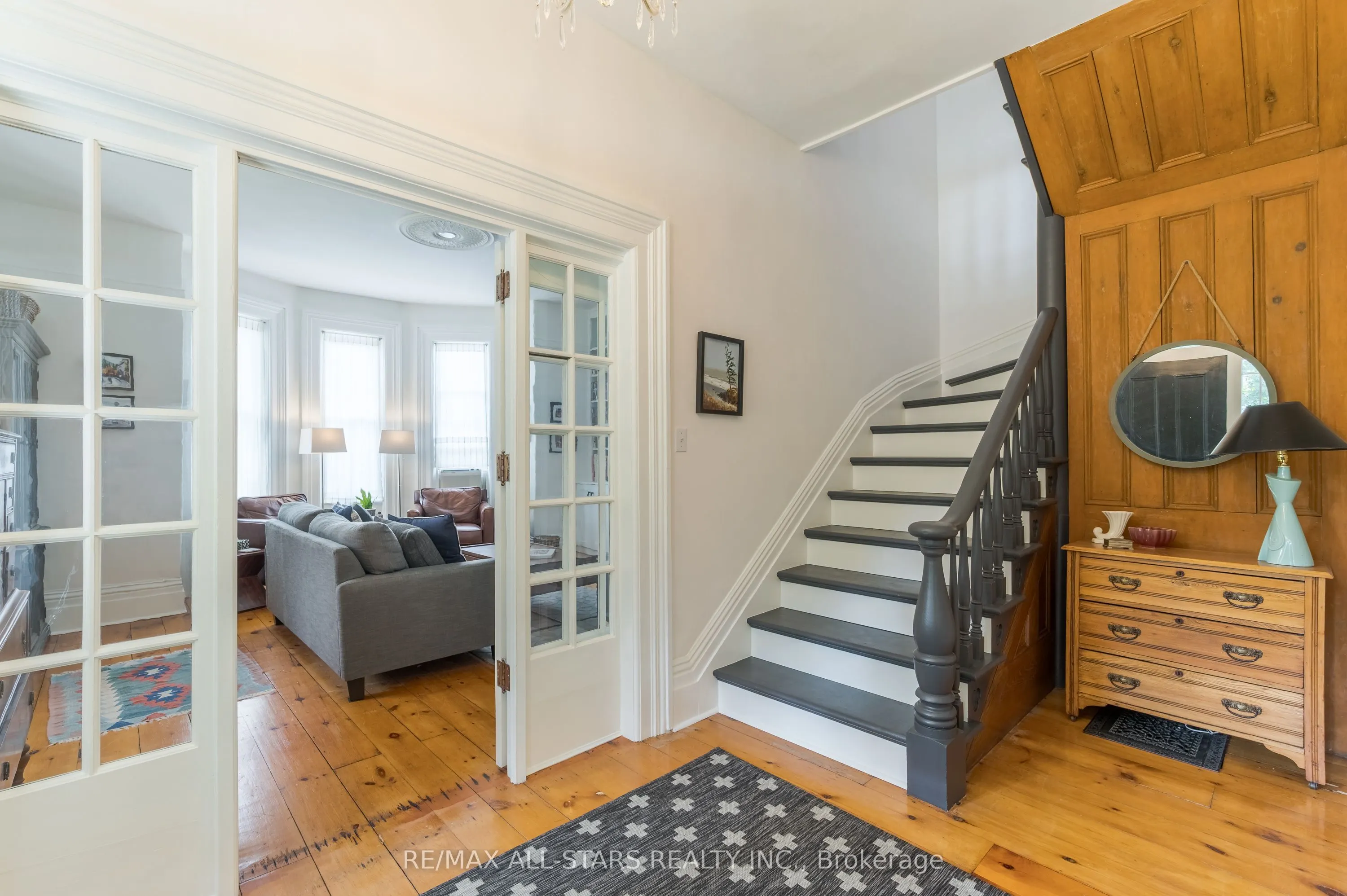 98 King Street E