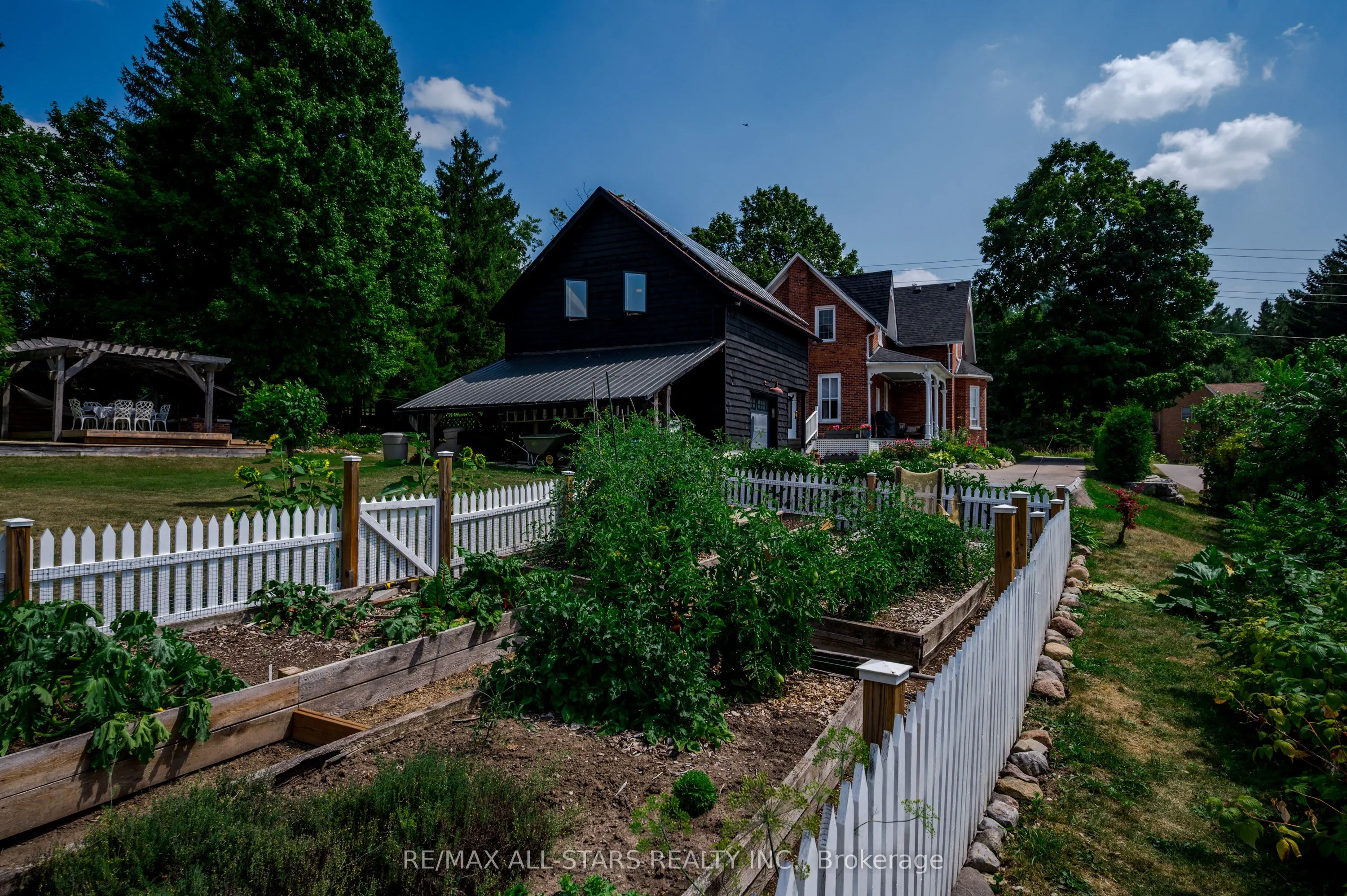 98 King Street E