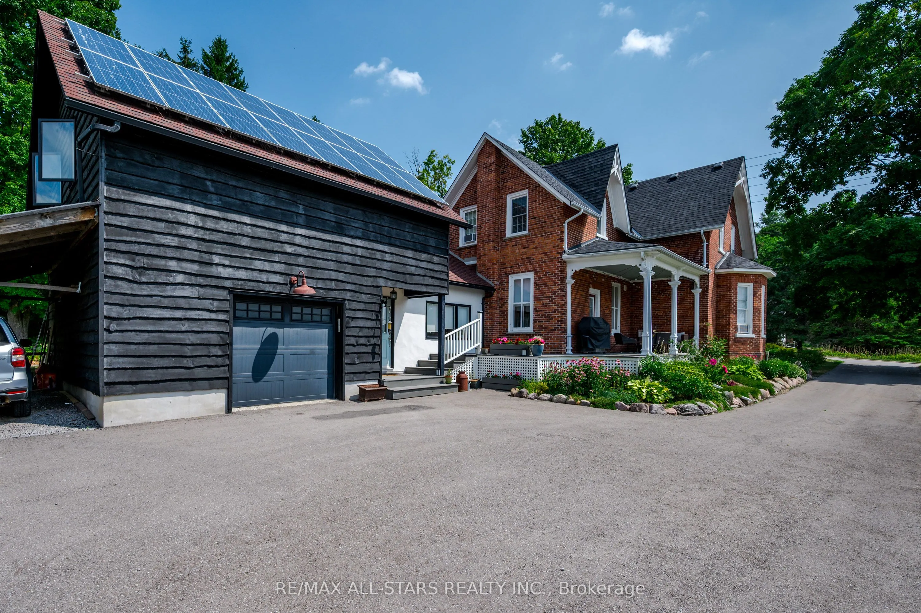 98 King Street E