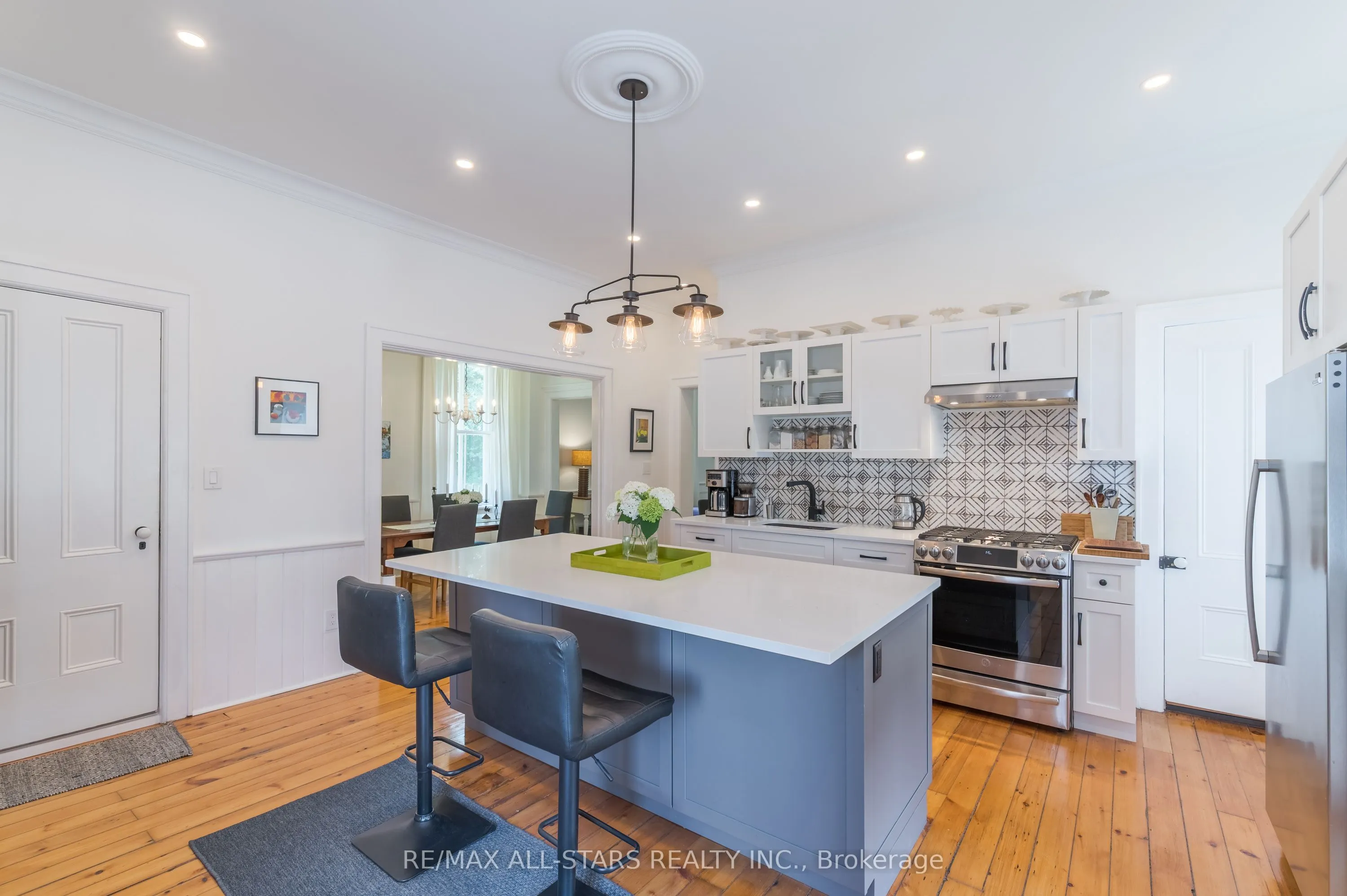 98 King Street E