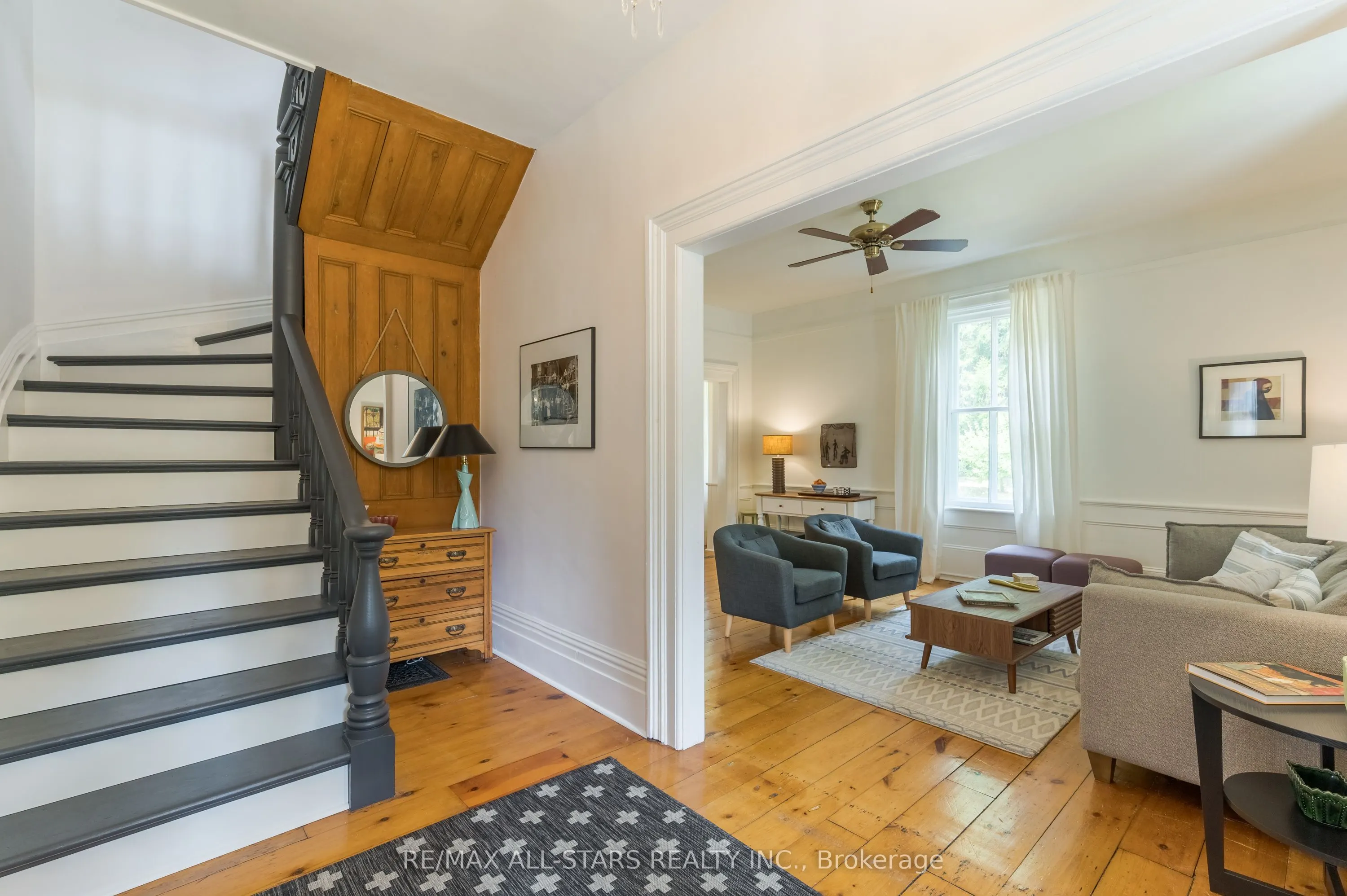 98 King Street E