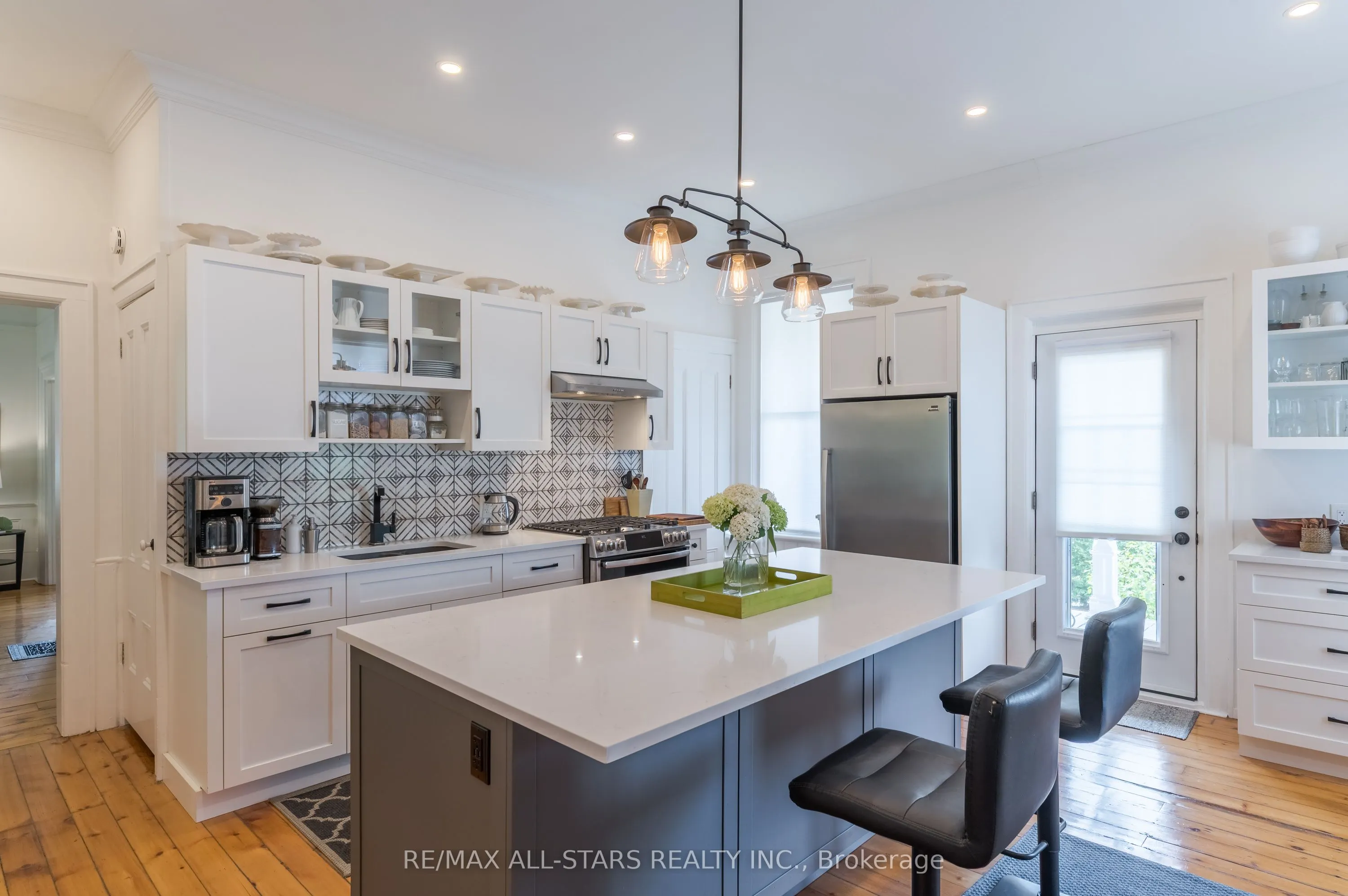98 King Street E