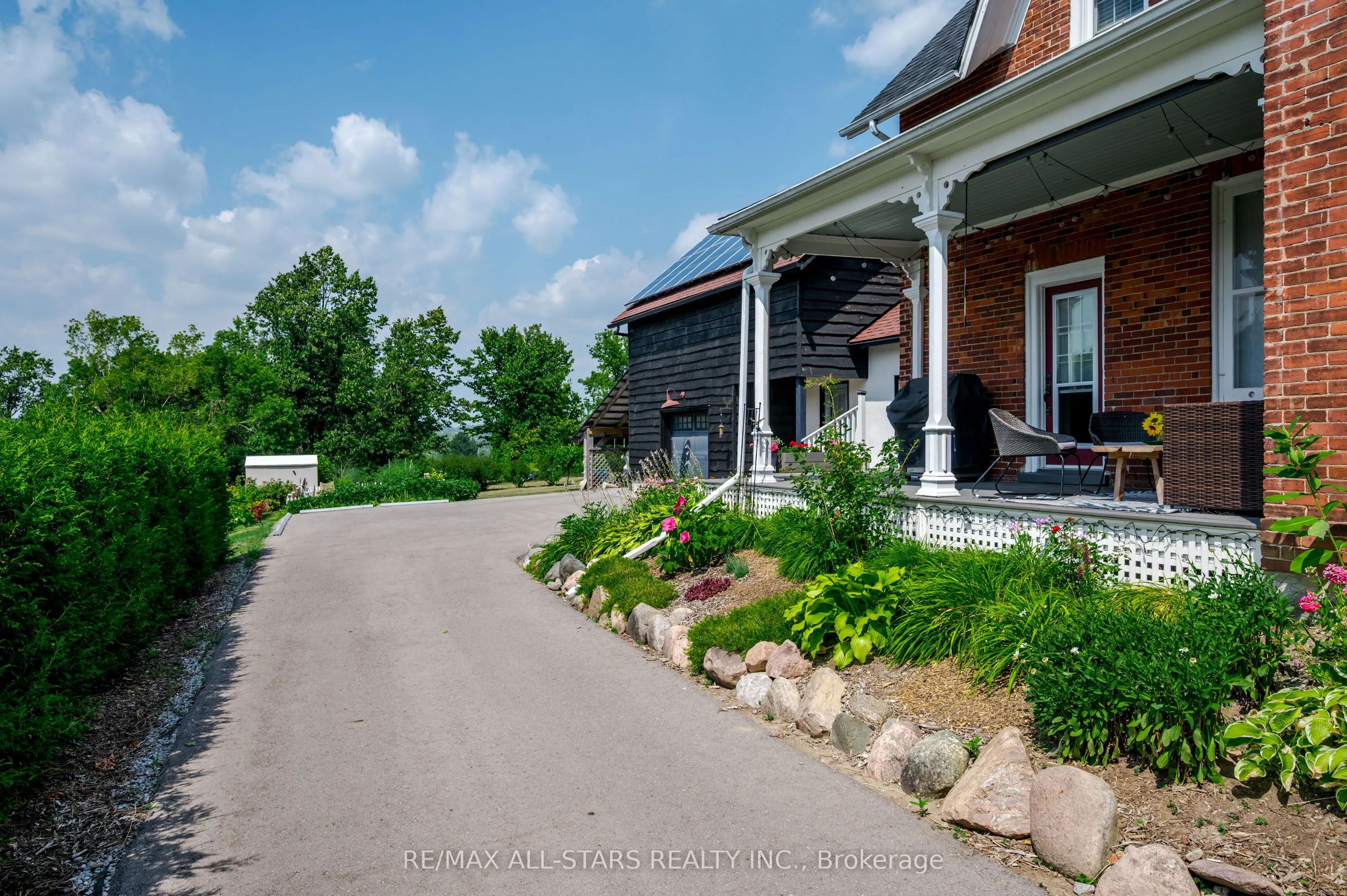 98 King Street E