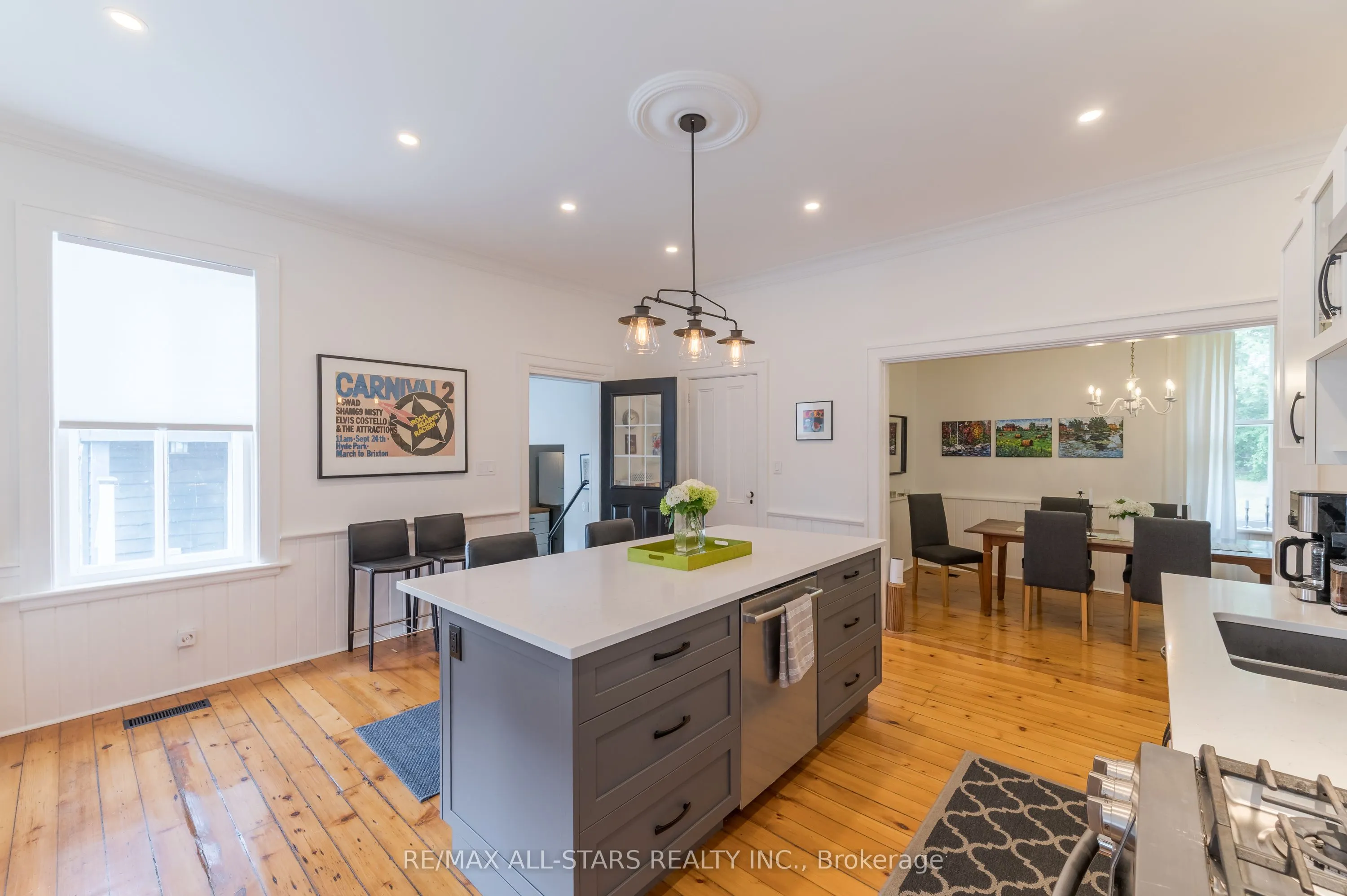98 King Street E