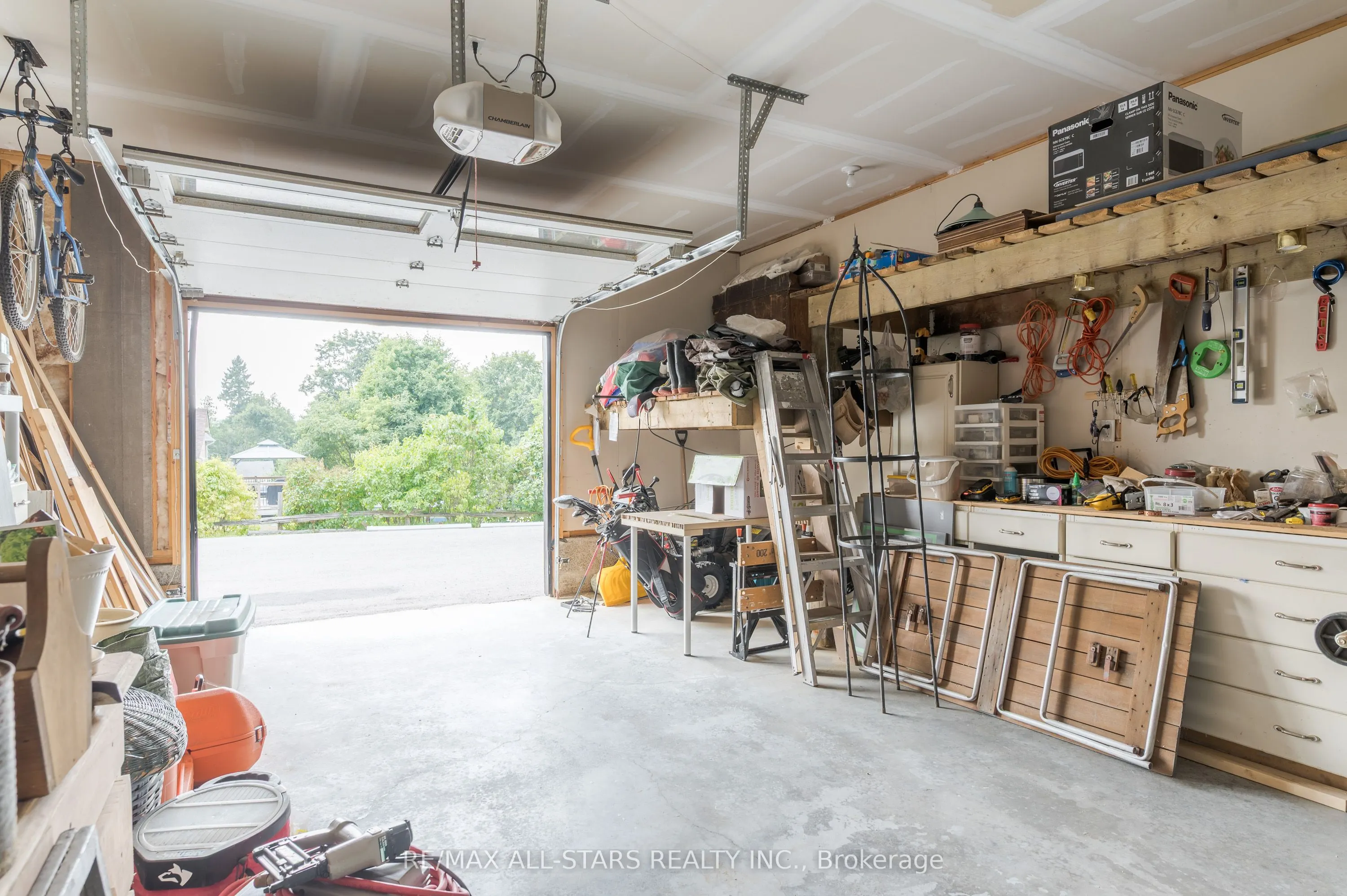 98 King Street E