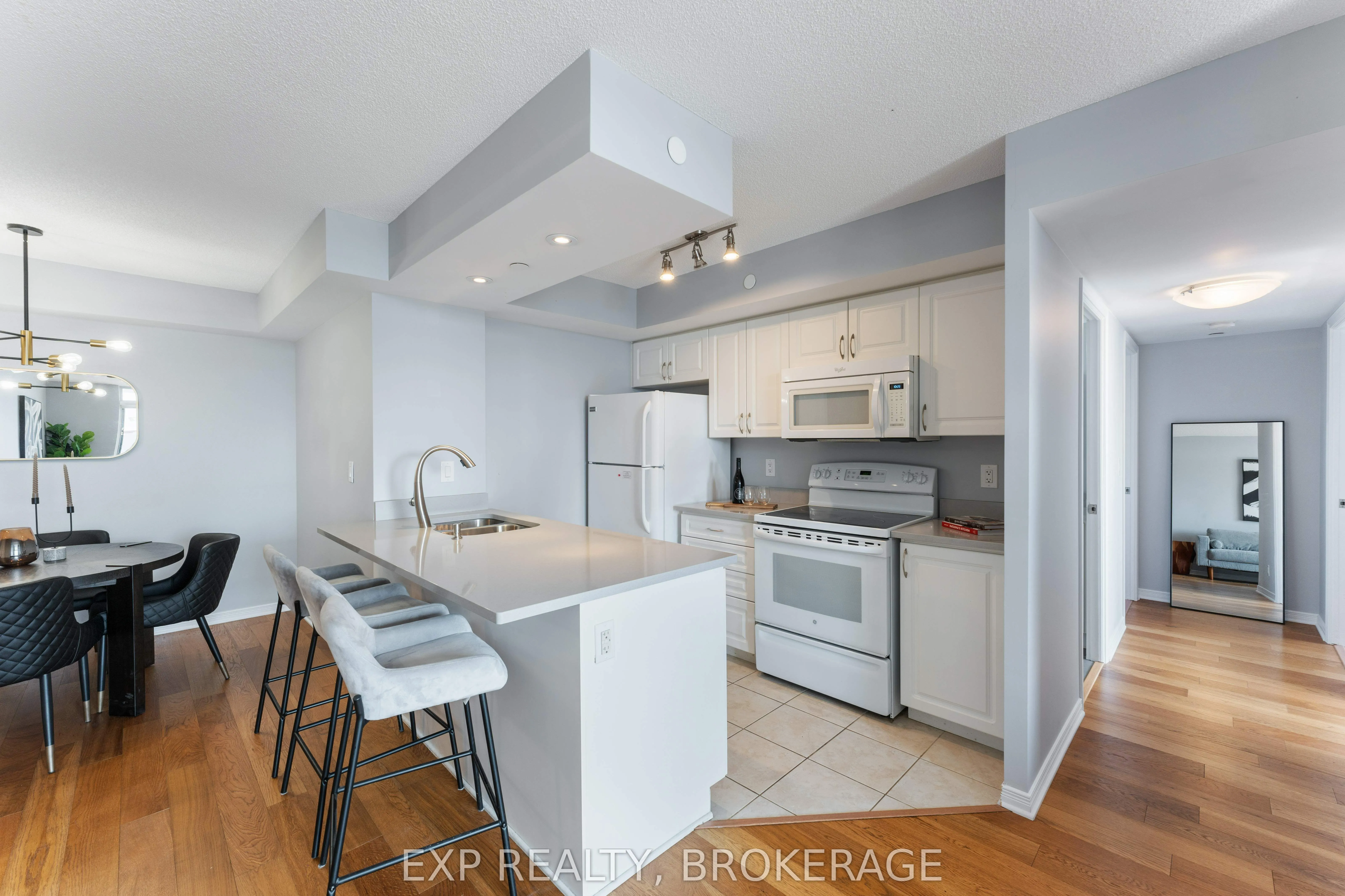 121 Queen Street, #306