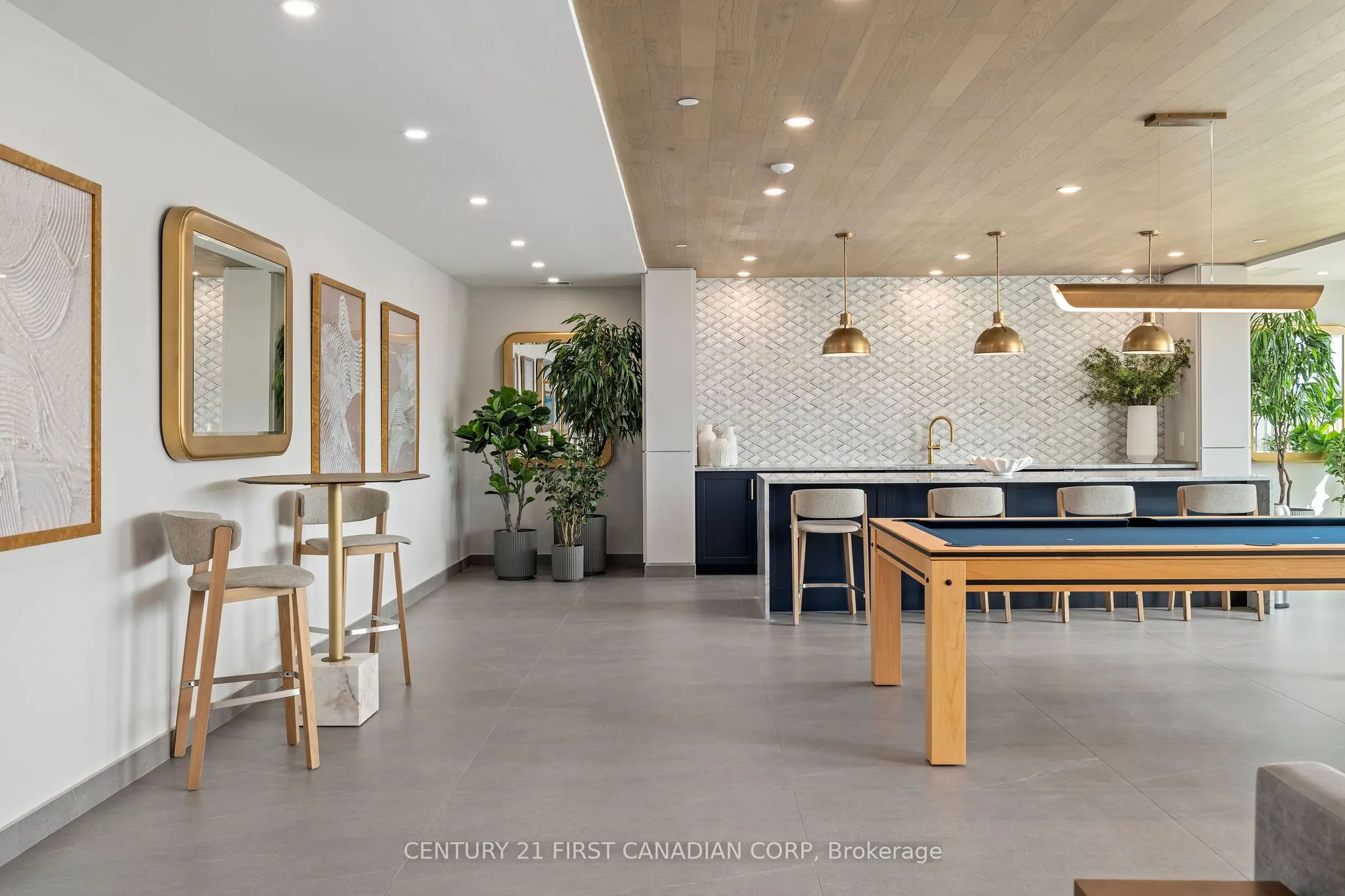 4286 King Street, #902