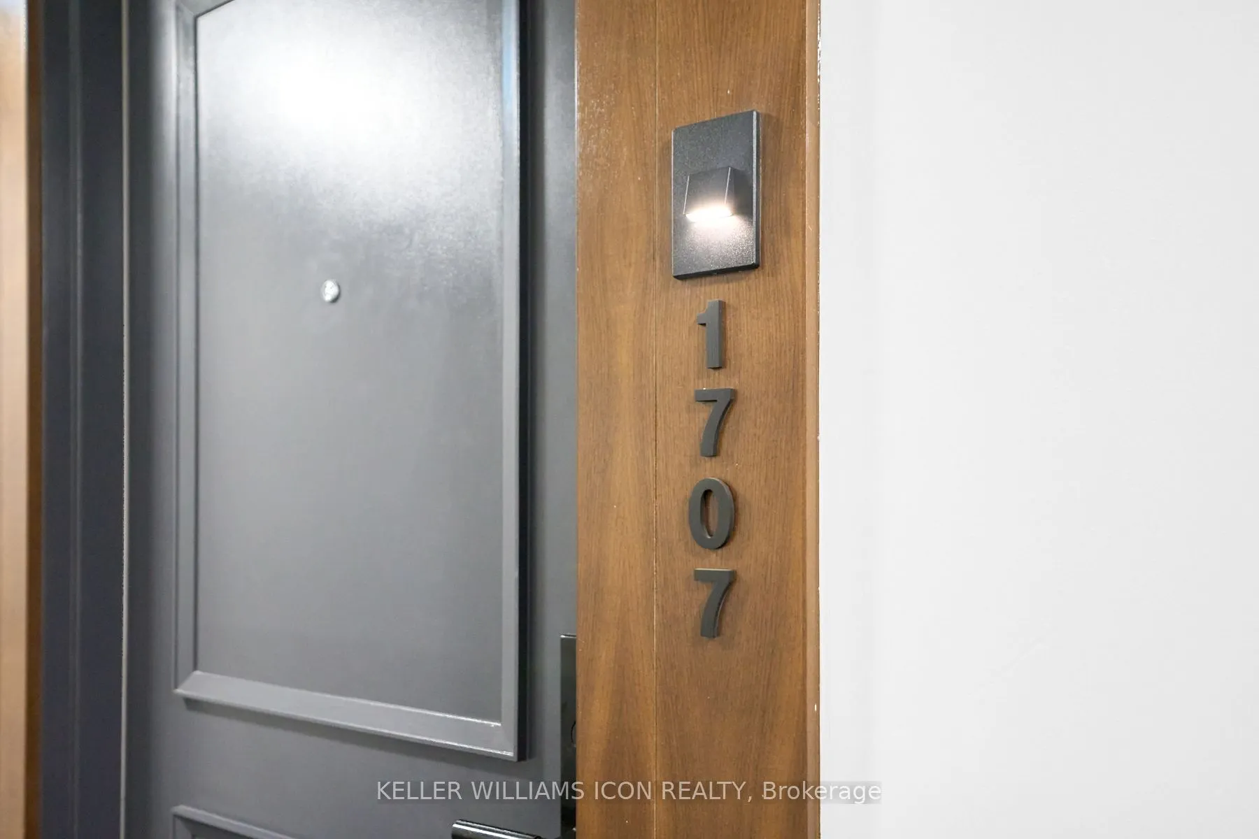 255 Bay Street, #1707