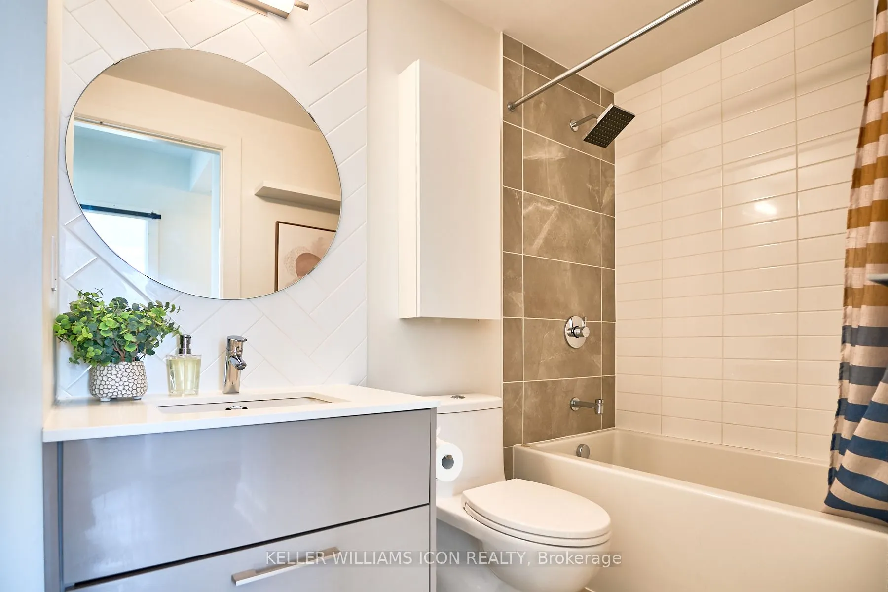 255 Bay Street, #1707