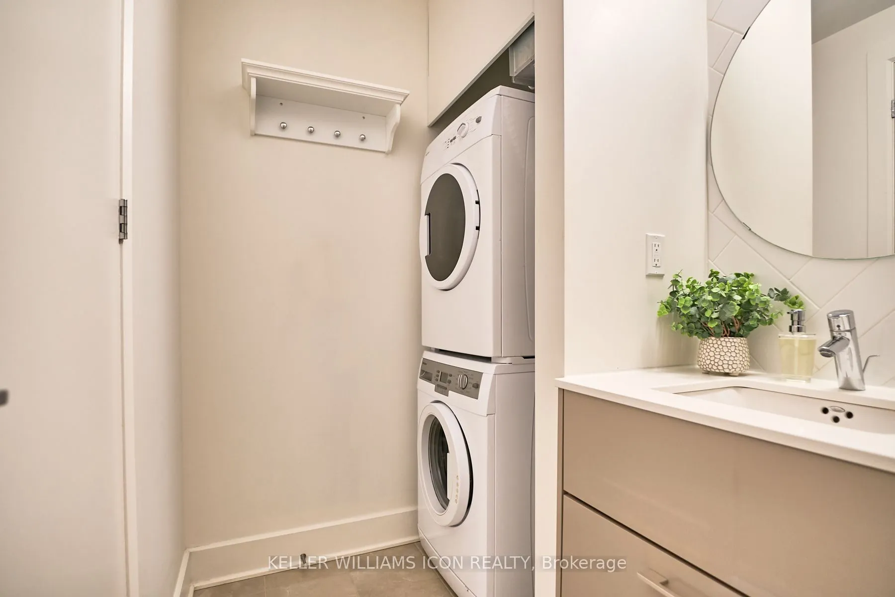 255 Bay Street, #1707