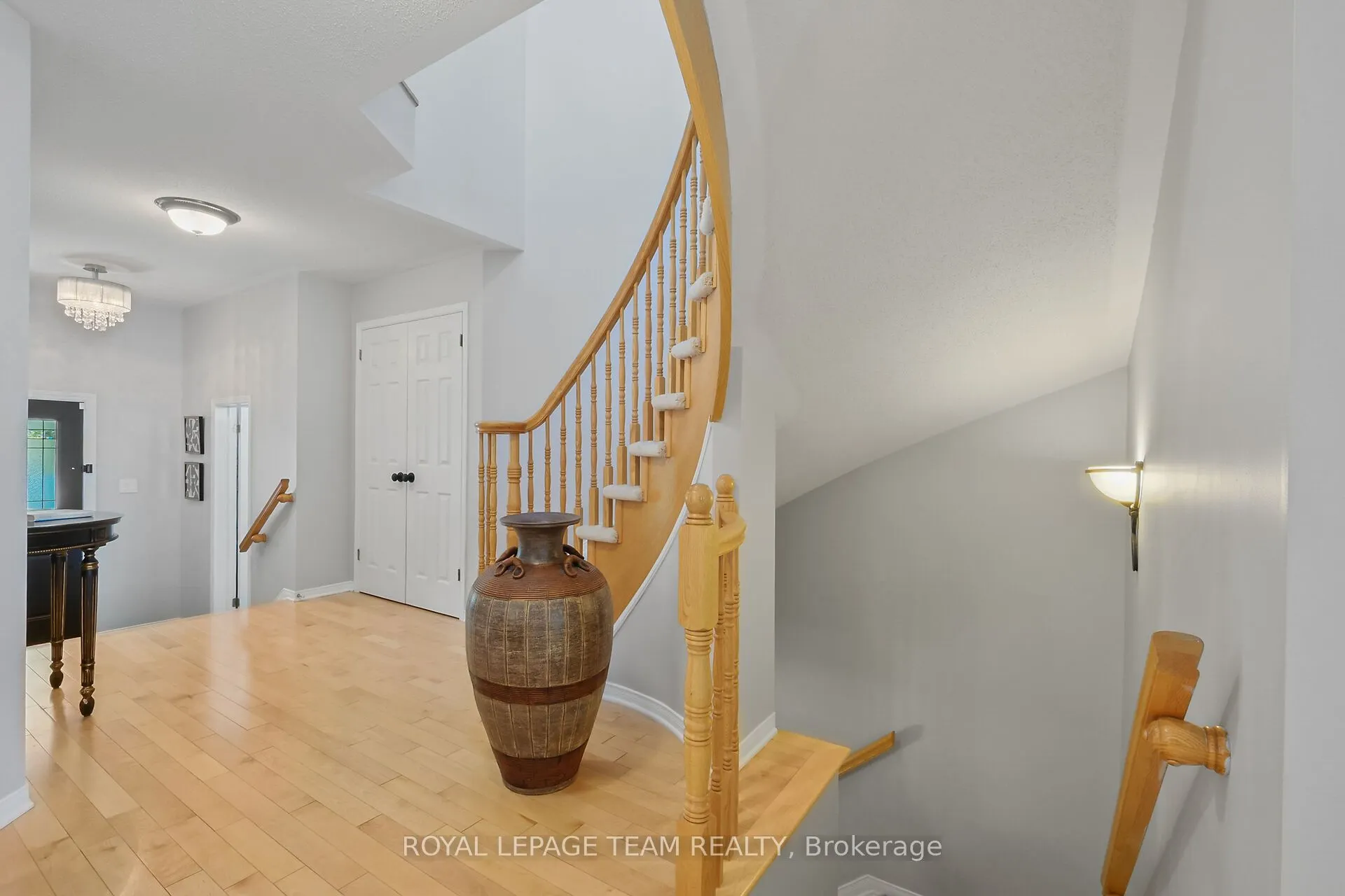 2072 Dunollie Crescent