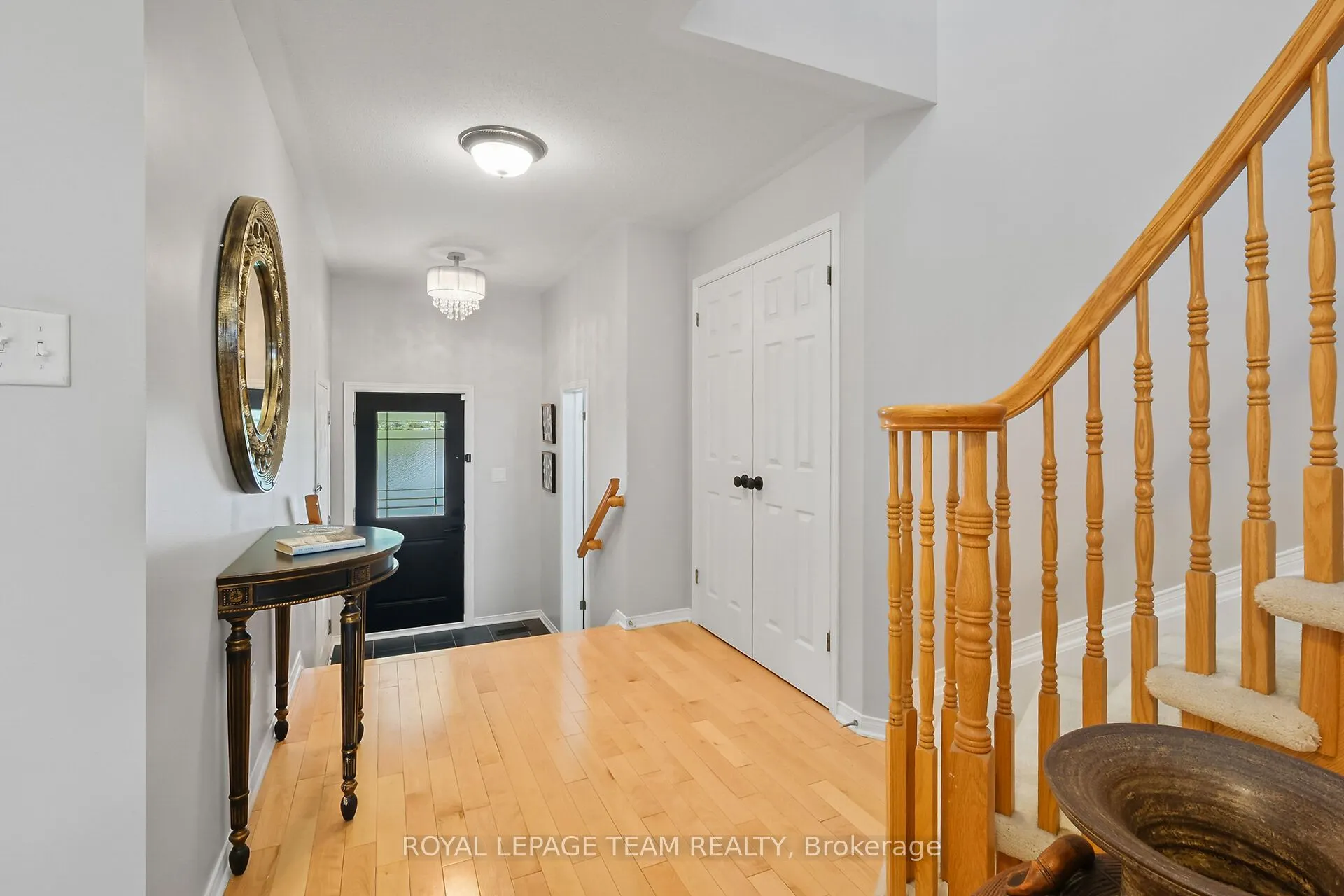 2072 Dunollie Crescent