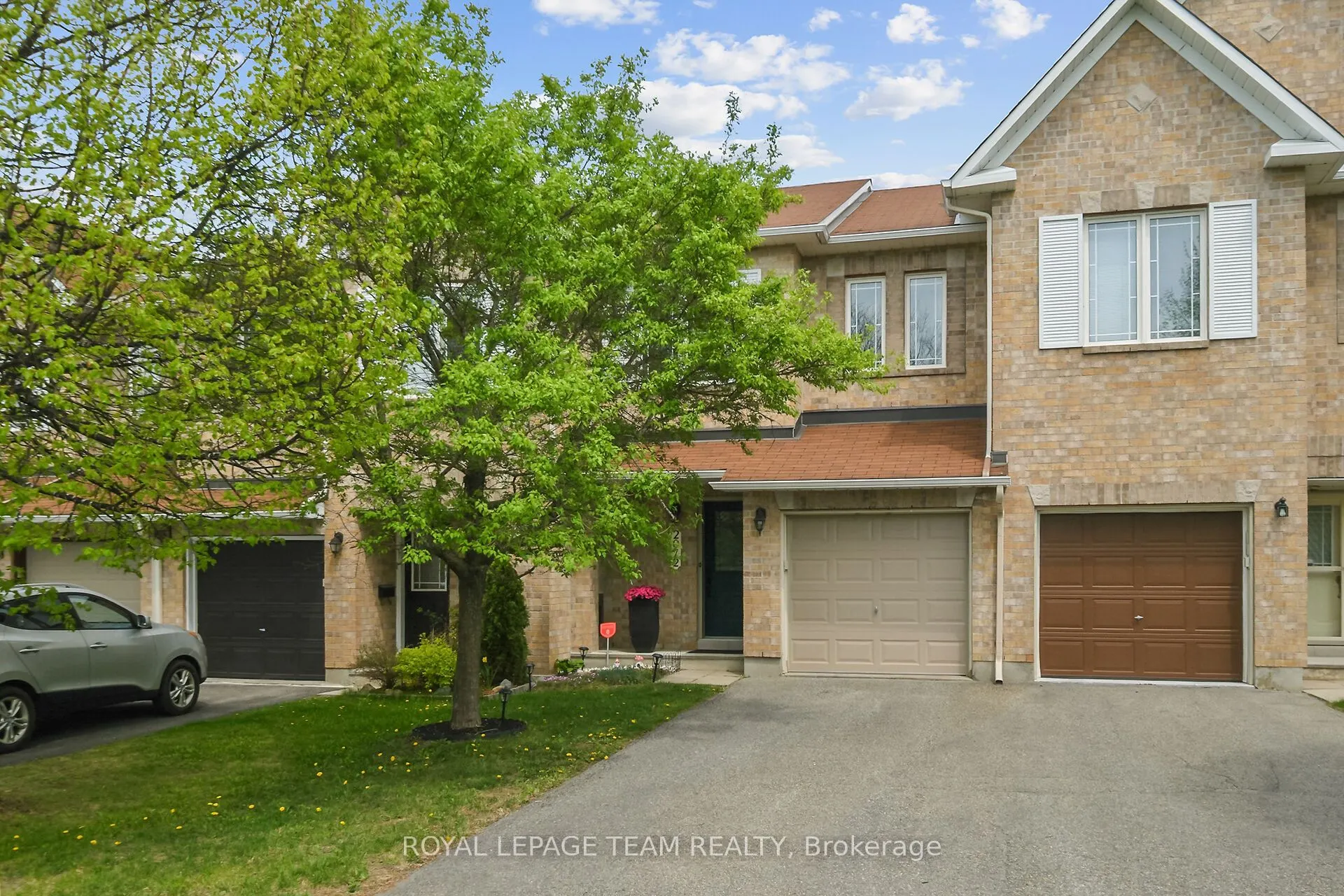 2072 Dunollie Crescent