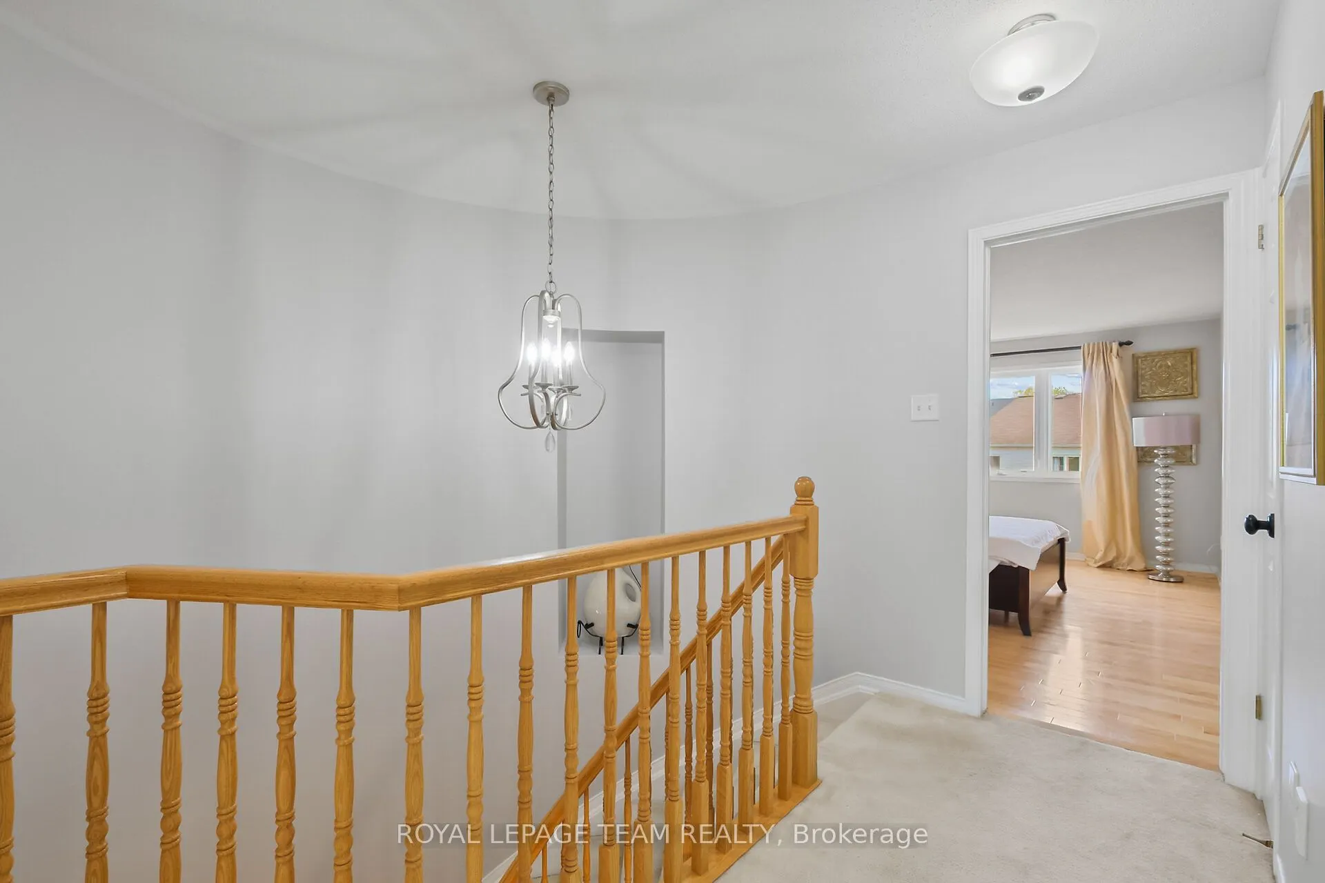2072 Dunollie Crescent