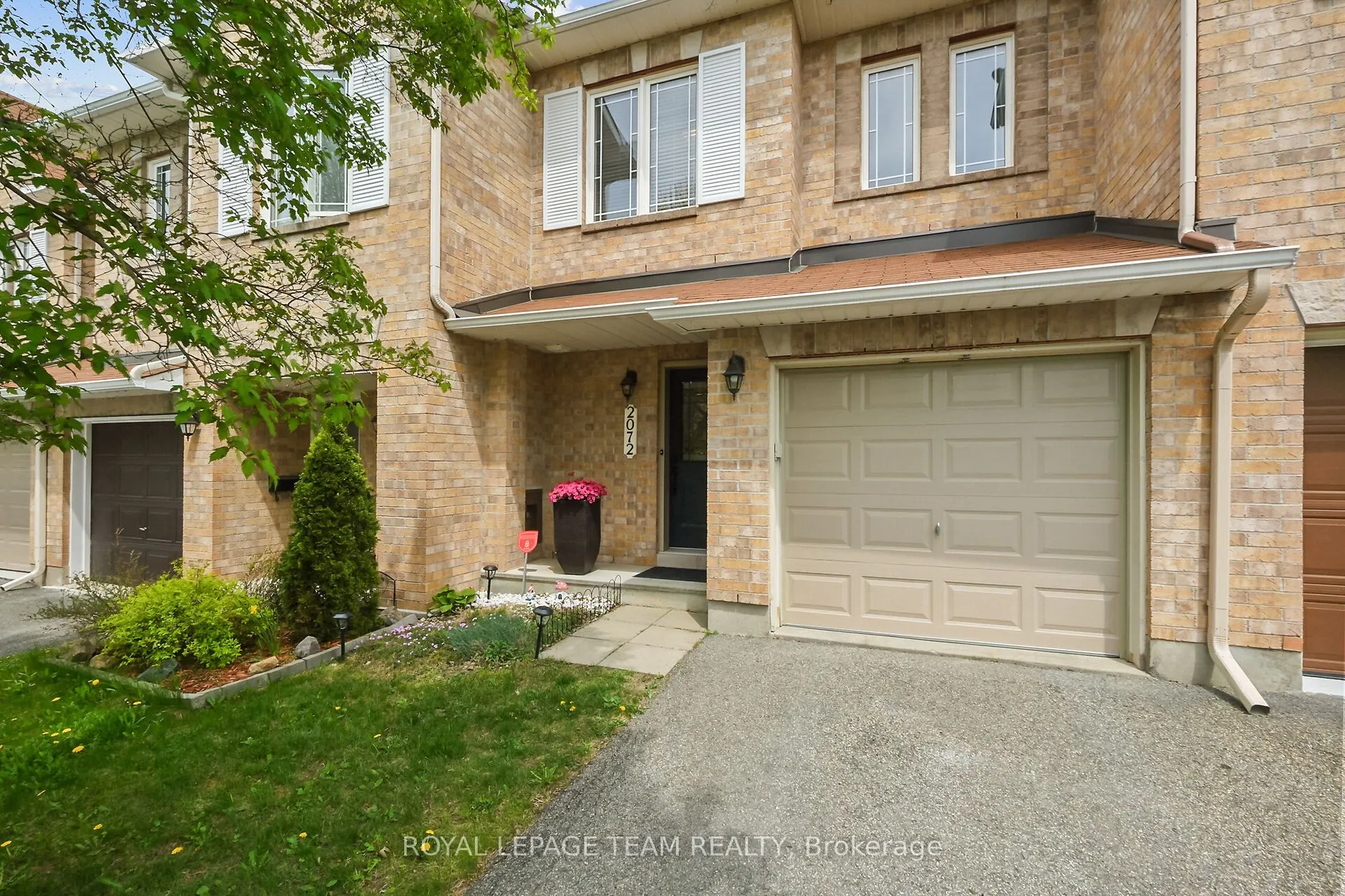 2072 Dunollie Crescent