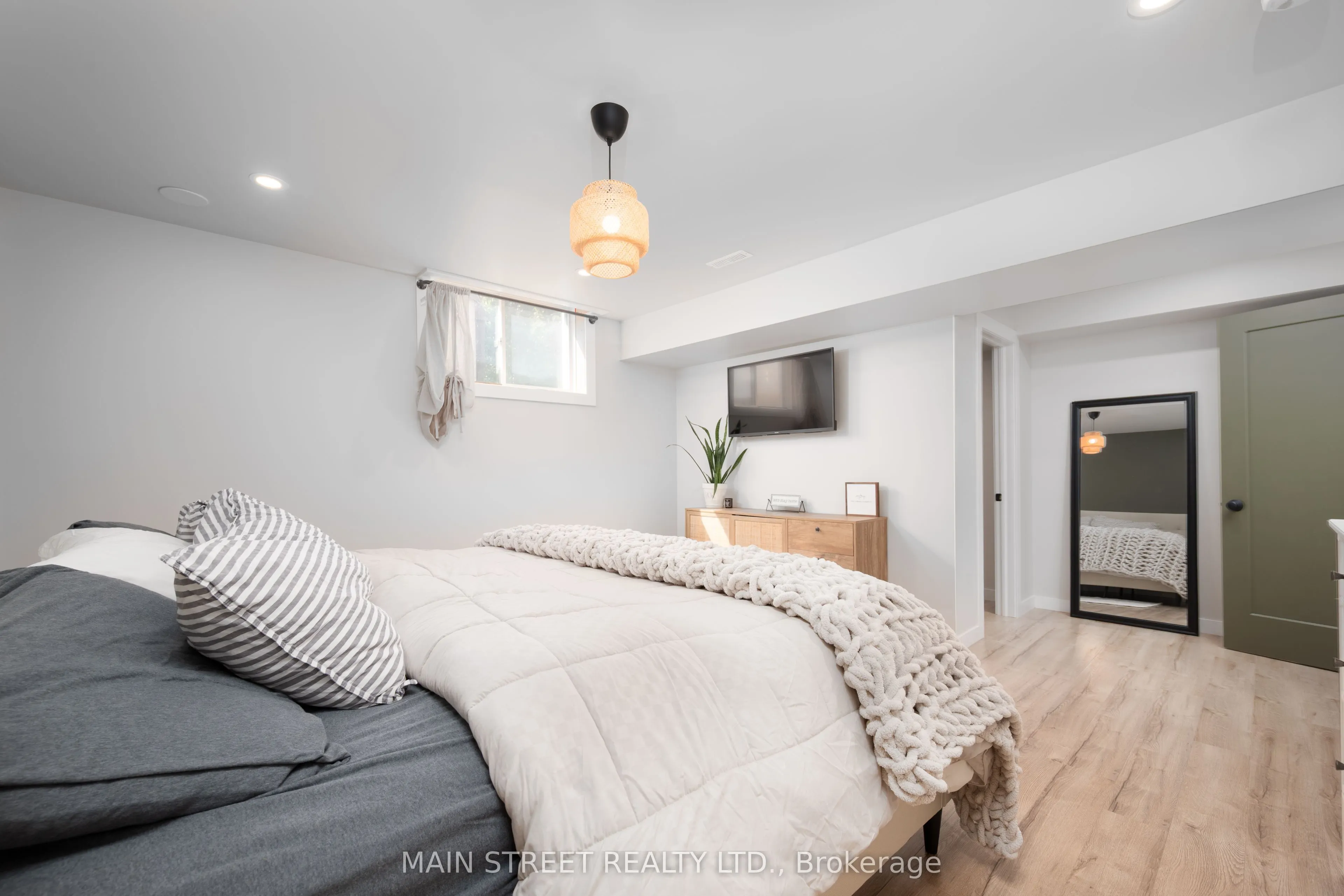 76 Laurent Boulevard