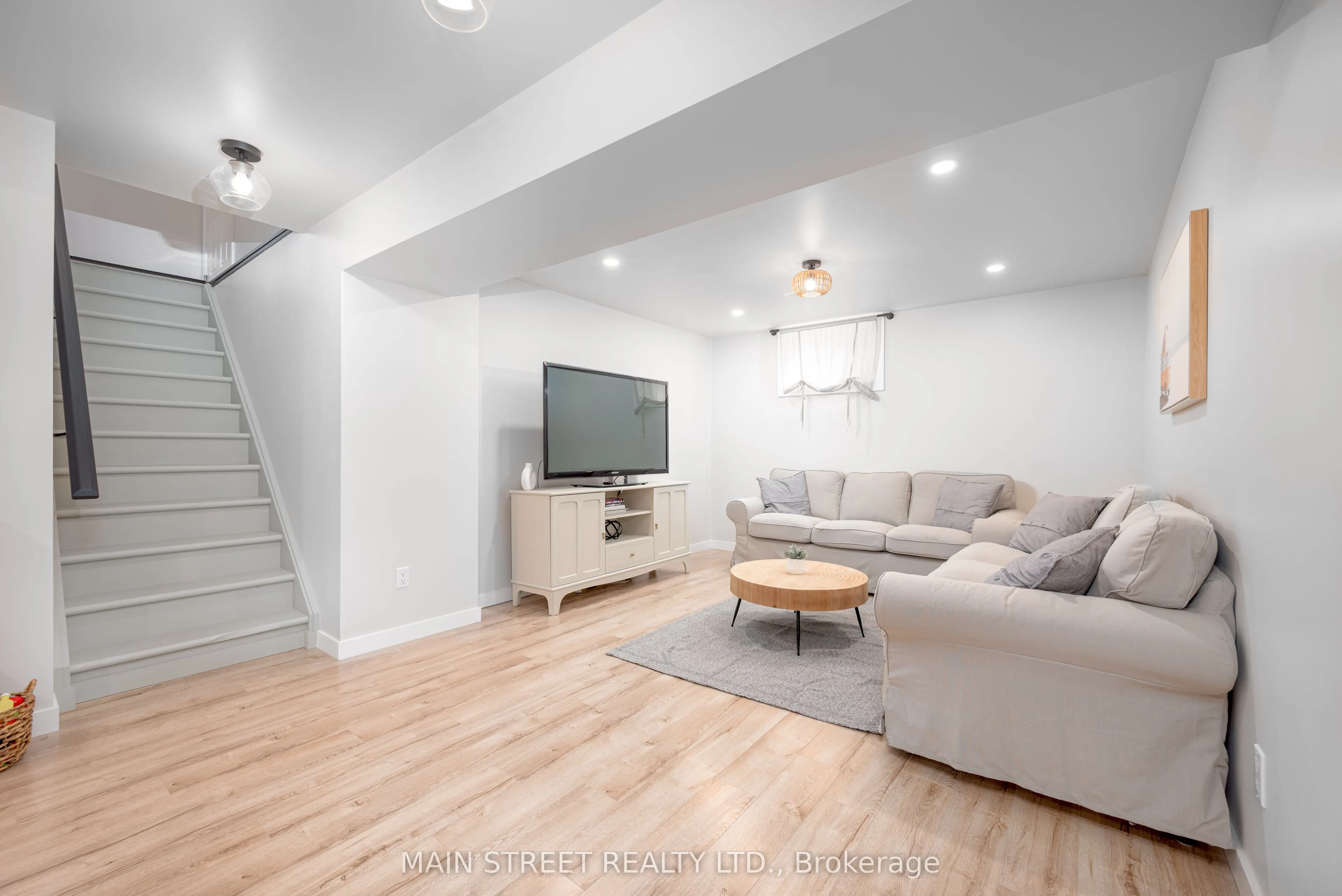 76 Laurent Boulevard