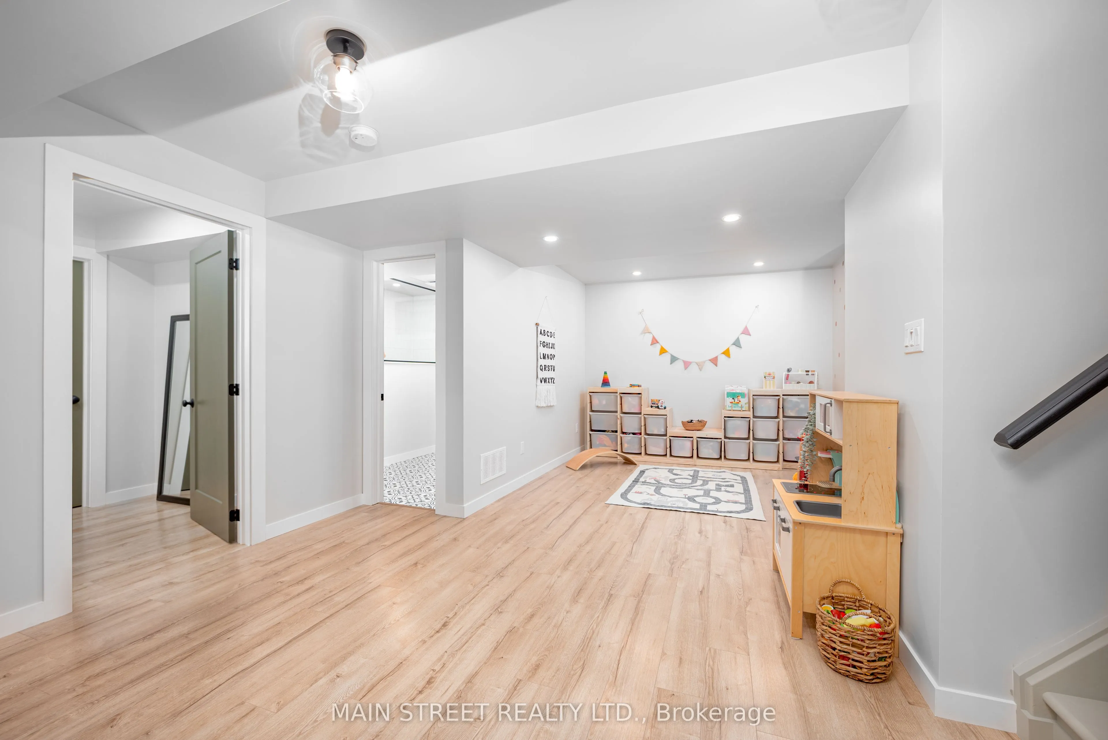 76 Laurent Boulevard