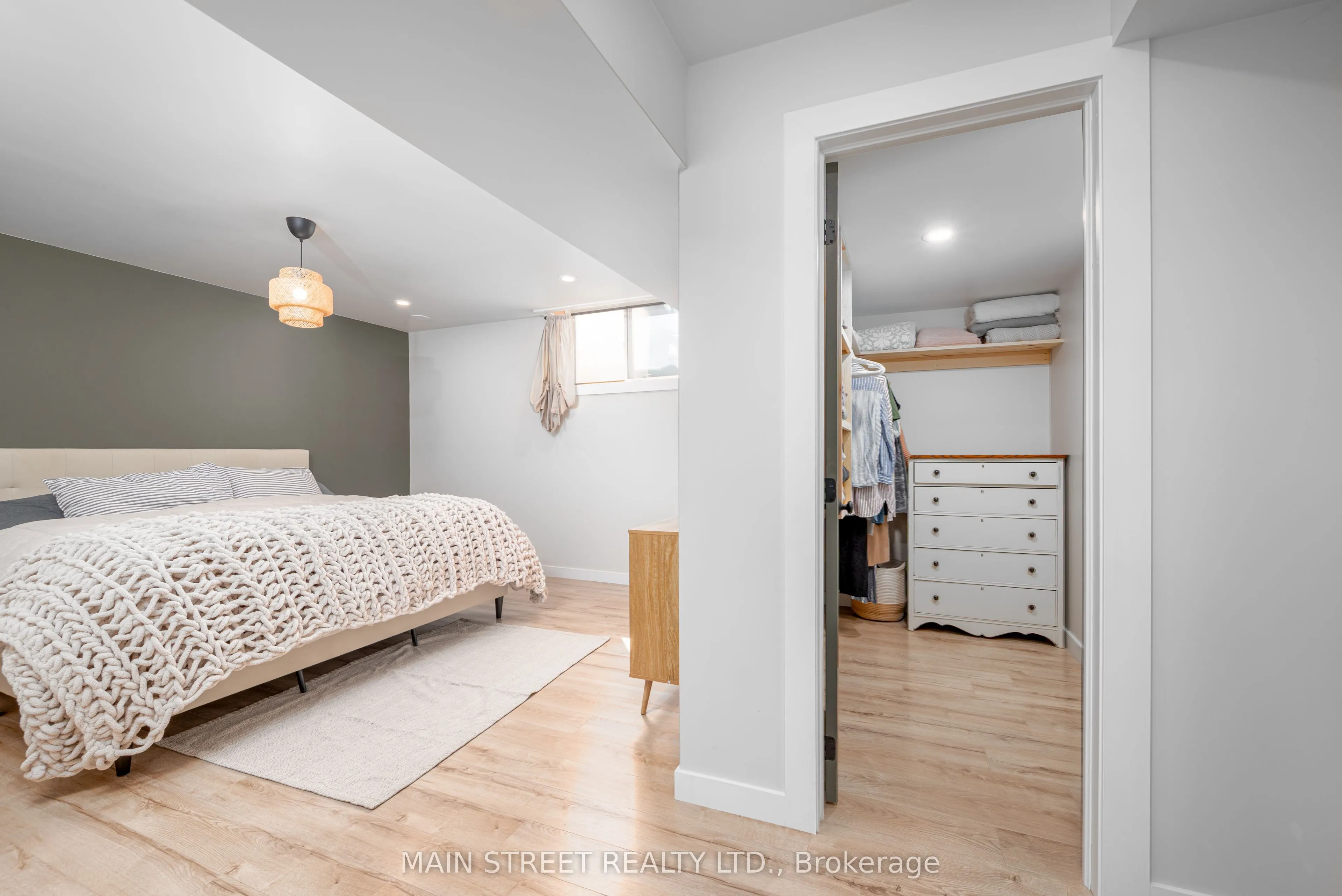 76 Laurent Boulevard
