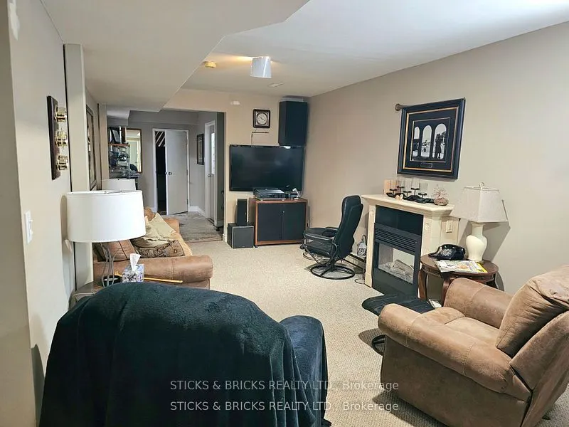 6974 Lundys Lane