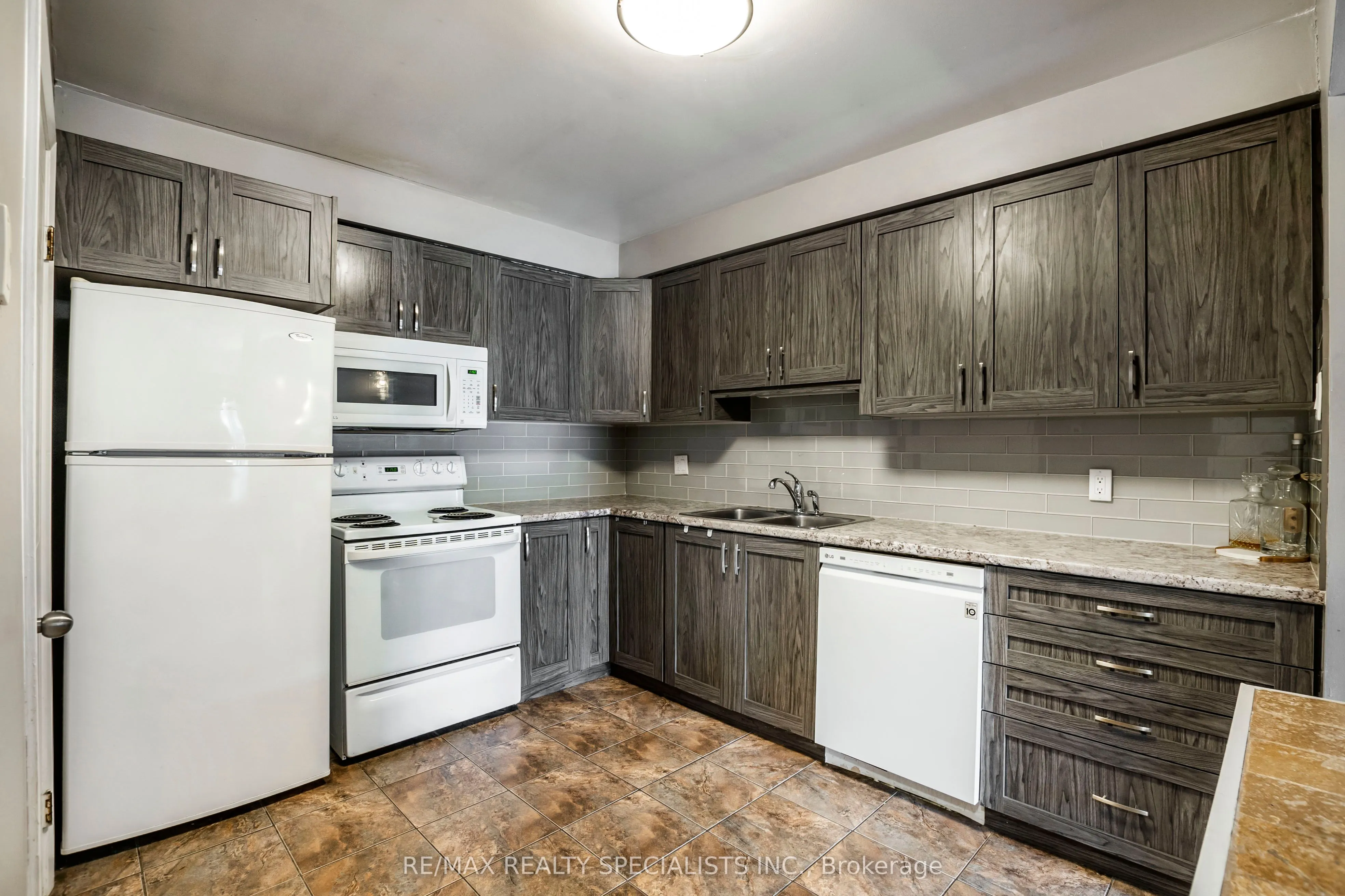 565 Greenfield Avenue, #410